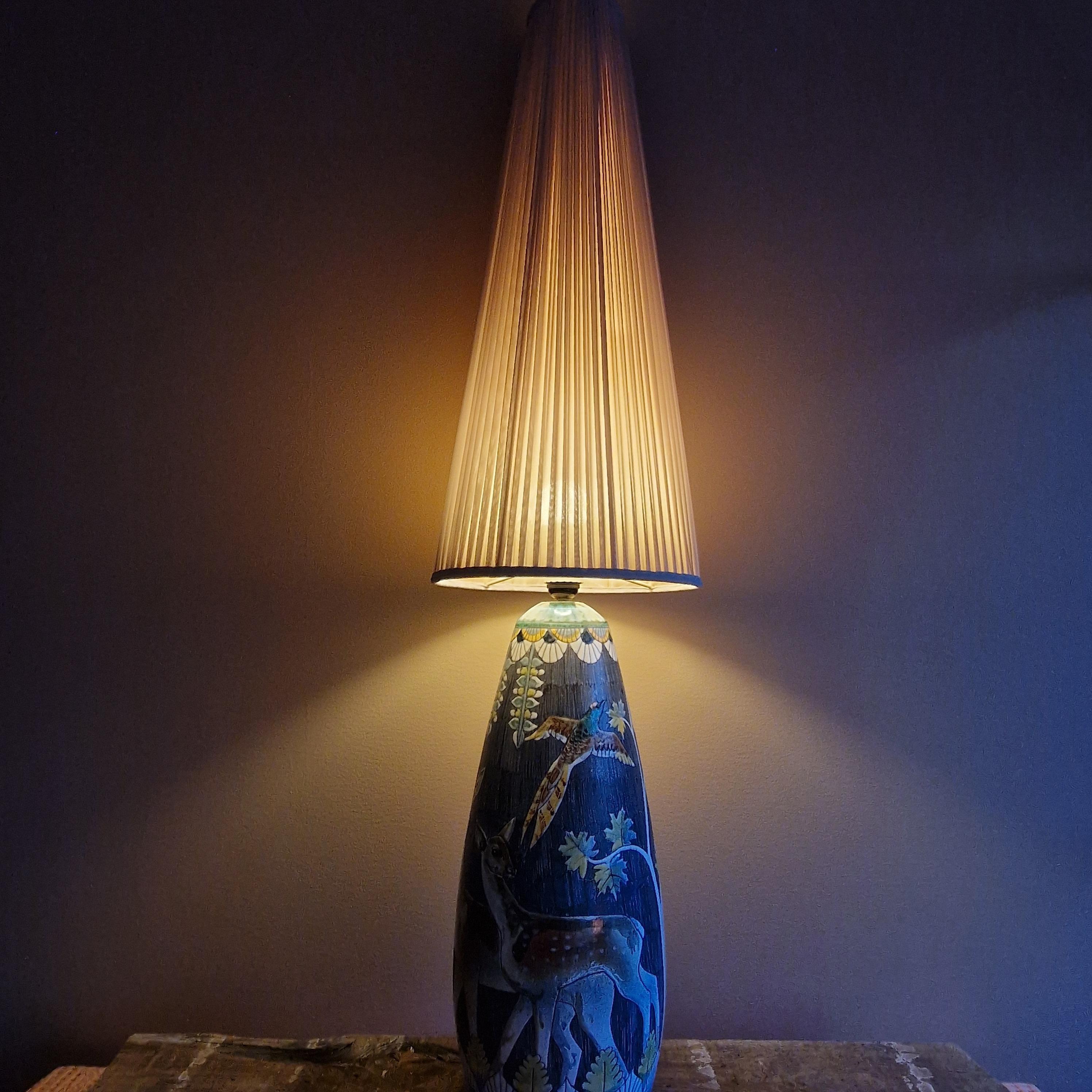 Rare lampadaire de Marian Zawadzki. Fabriqué pour Tilgmans Keramik, Suède, en 1961. Signé et daté sur la base. Faïence à glaçure polychrome. Motif d'oiseaux et de cerfs sur la base de la lampe.
Forme conique originale.
Nouveau câblage.

Bon état