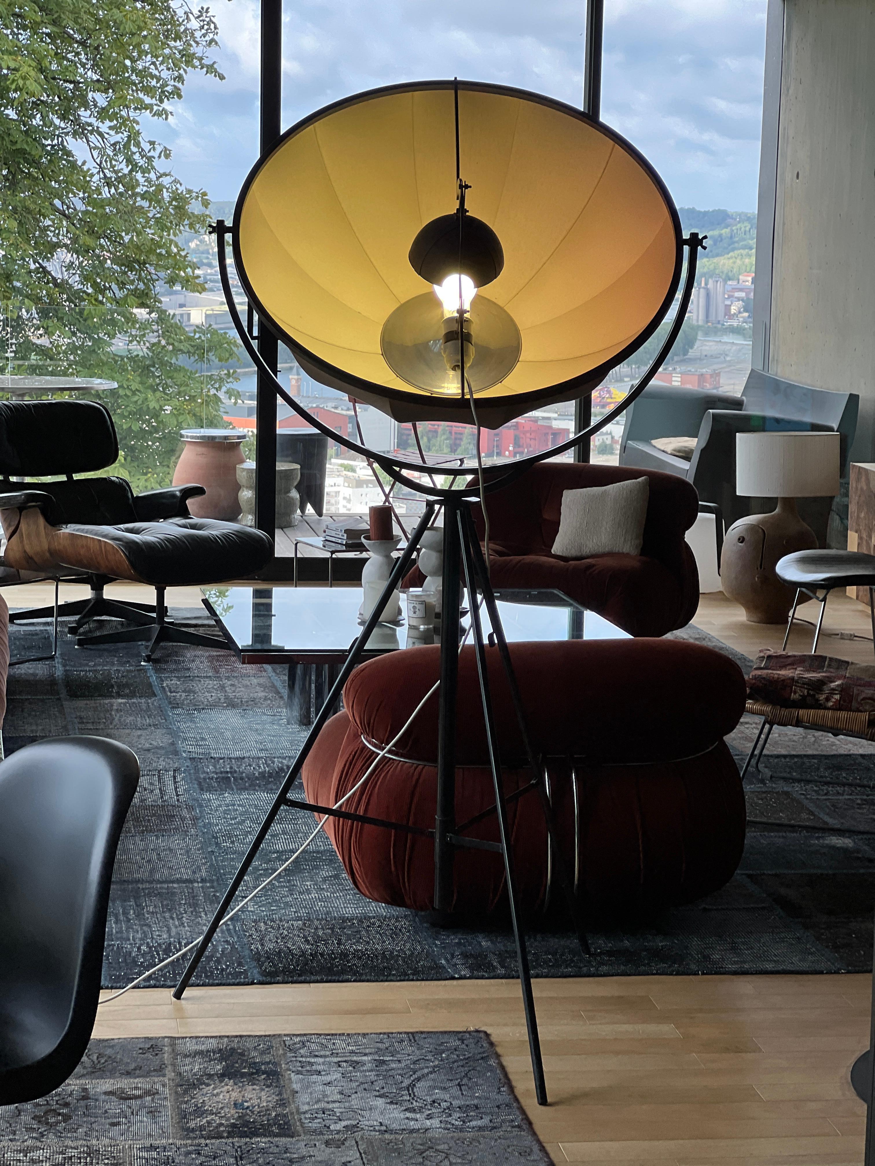 Mariano Fortuny for Écart International , floor lamp Circa 1980
Authentic 80s version of the iconic Italian floor lamp in metal and fabric designed by Mariano Fortuny in 1907. The wide adjustable shade and tripod base diffuse a comfortable indirect