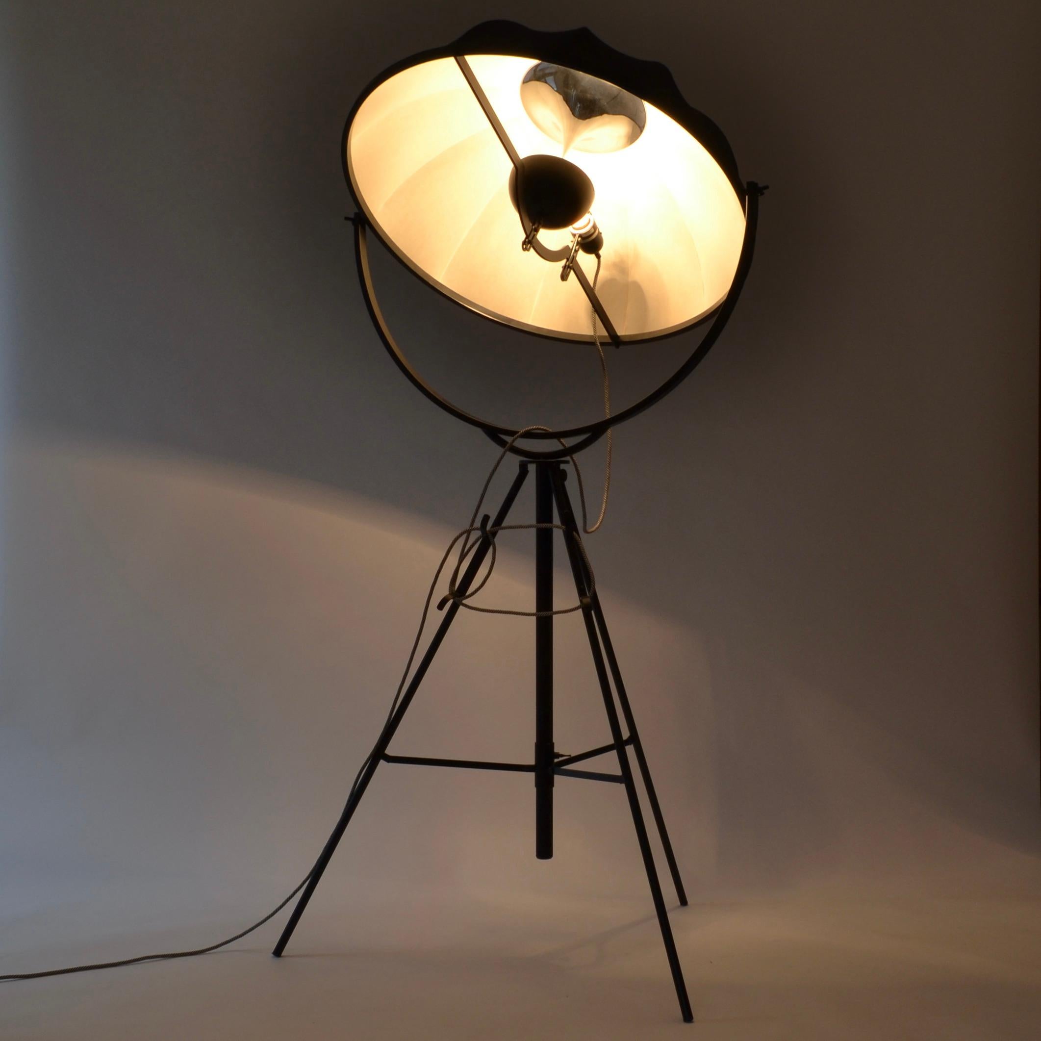 “Time sheds light on everything”, time is what it took for this projector invented at the beginning of the last century to become a real success story only 70 years later...

Created by Mariano Fortuny in 1907 in Italy, this floor lamp