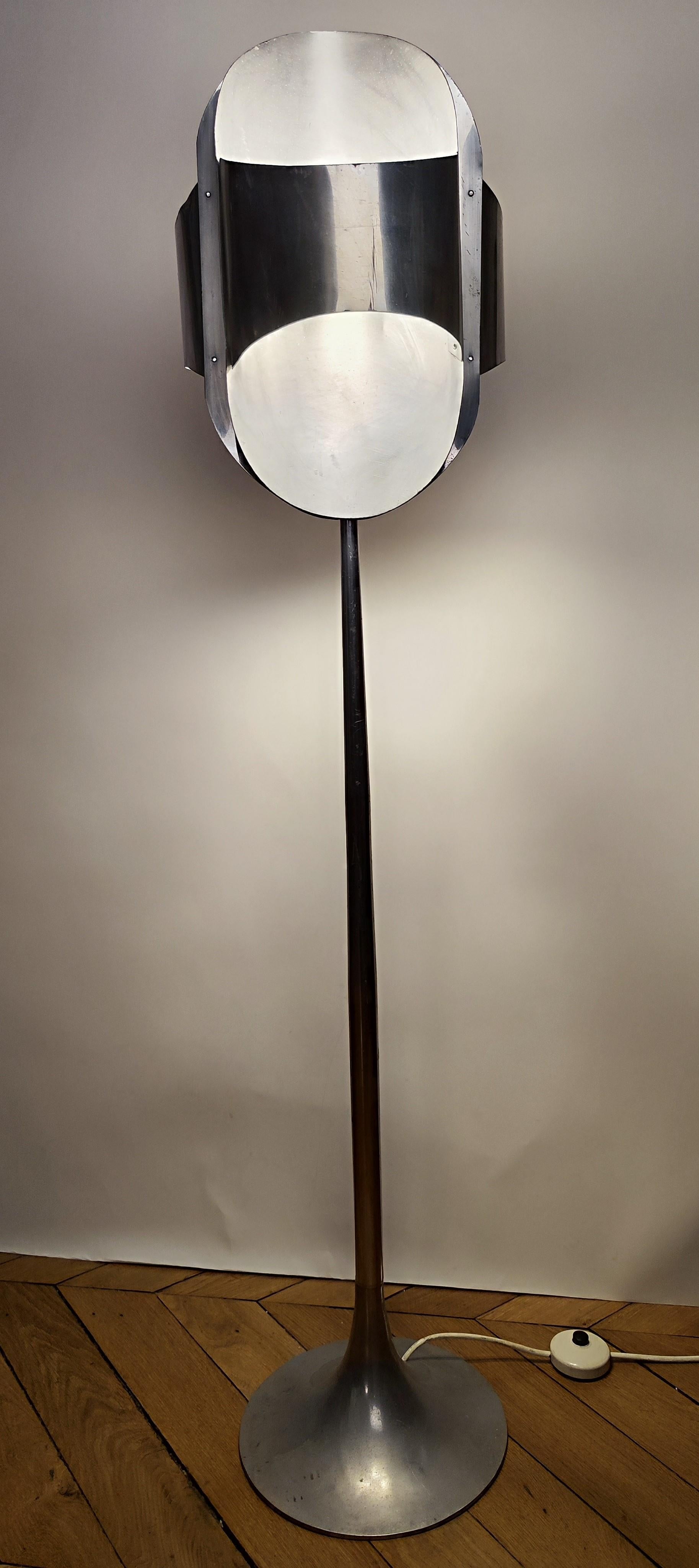 Magnífica lámpara de pie que parece hecha de aluminio.
.
Puede atribuirse a Roger Tallon - 1965-1970 - Francia.
.
NO se ha encontrado la atribución exacta, pero realmente lo parece, así que...
.
Se trata de una mezcla entre la llamada lámpara de pie