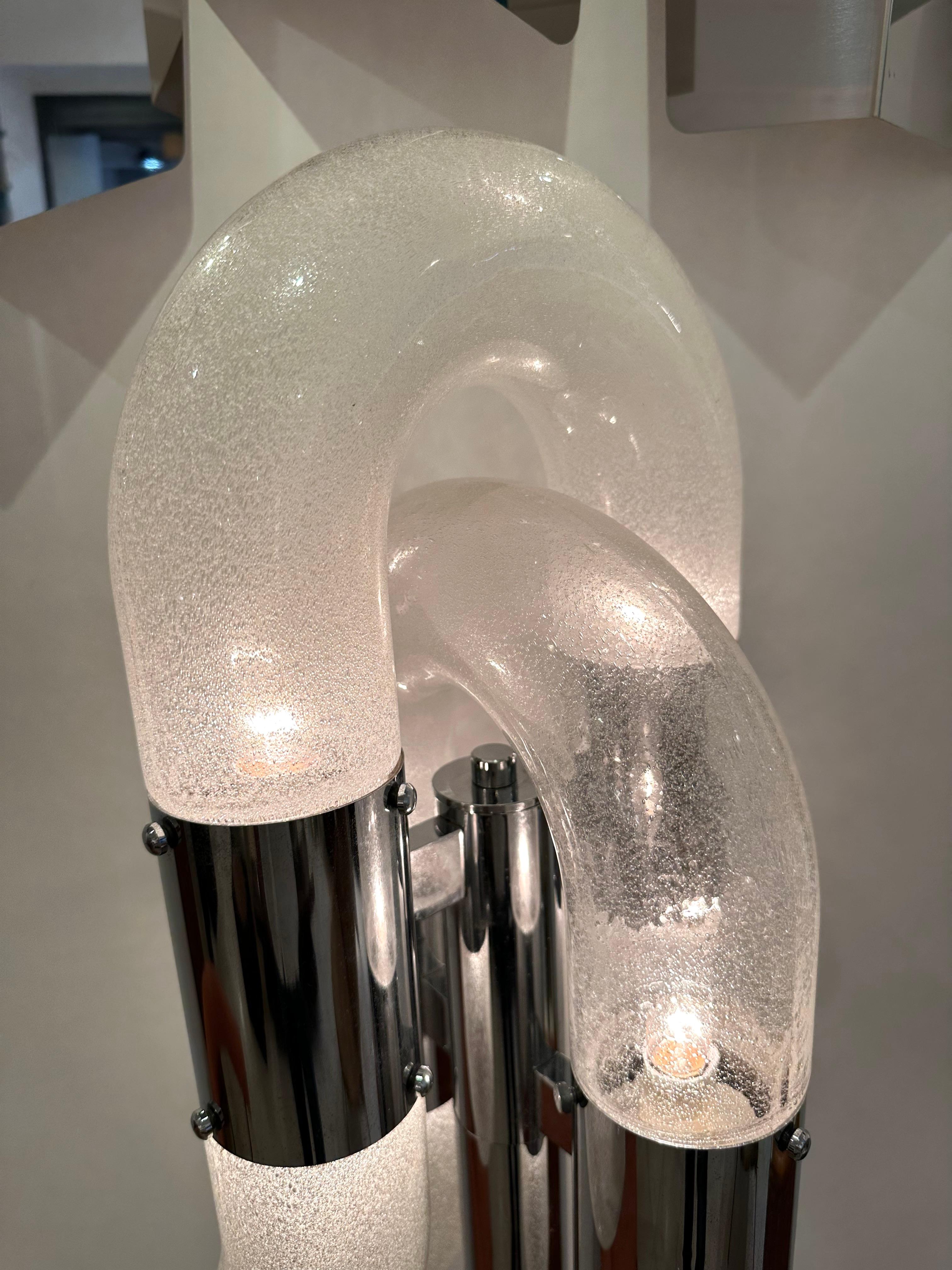 Seltene Stehlampe Ghost Modell Metall Chrom und geblasen Blase Murano Glas von Aldo Nason, der Carlo Nason Bruder für die Herstellung Mazzega Murano. Berühmte Hersteller wie Venini, Vistosi, La Murrina, Hollywood Regency, Poliarte, Stilnovo,