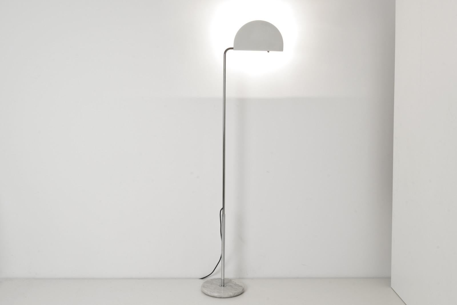 H 180 cm/215 cm W 62 cm D 35 cm

Material: Chrome-plated brass, gray marble base, white lacquered head

condition: good condition

Special features: with slight signs of use. Height-adjustable, rotatable, swiveling, with dimmer, halogen lighting up