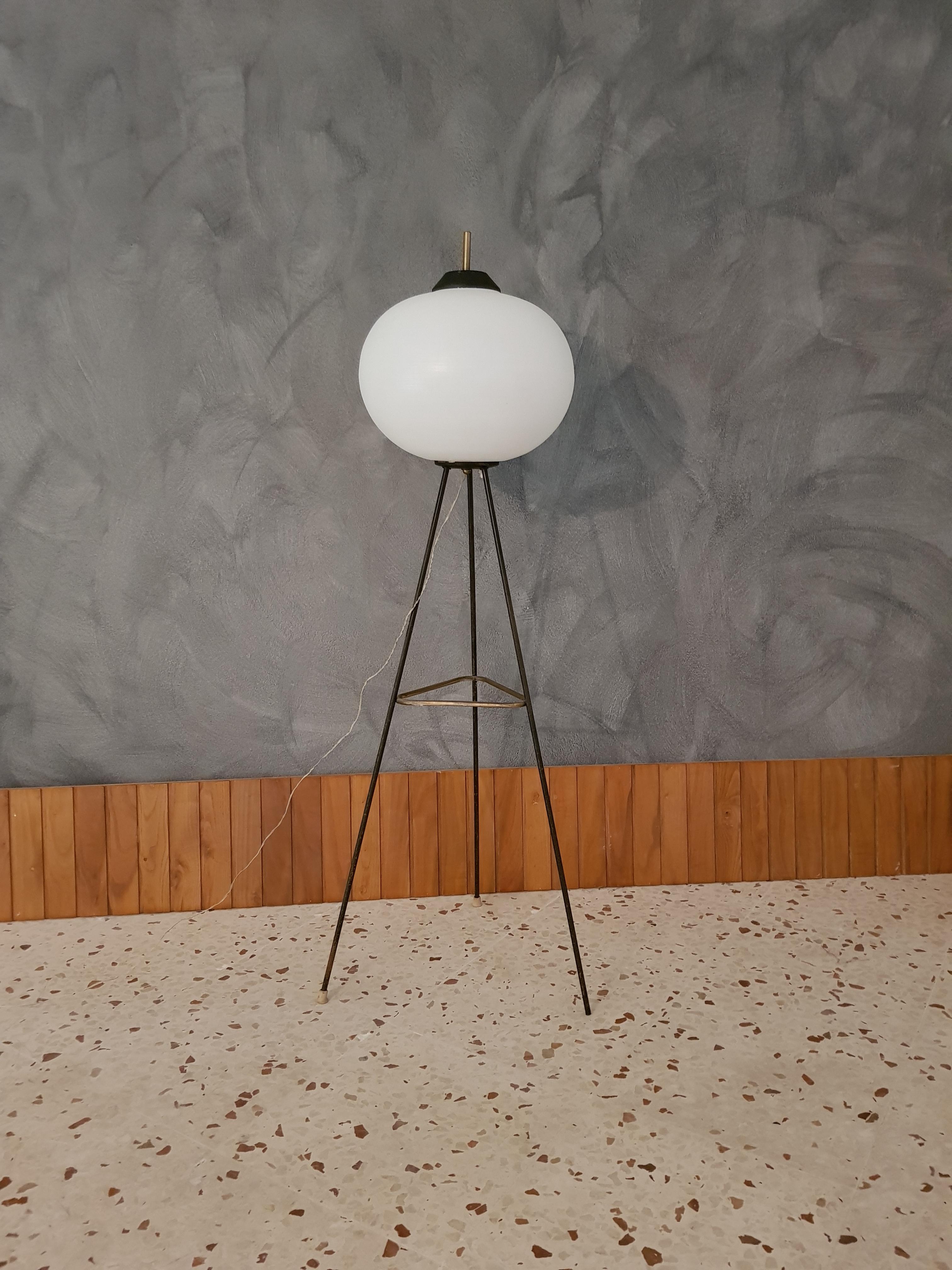 Tripod floor lamp, 1 light with opal glass diffuser and brass accessory above the bowl, metal and aluminum structure. Italian production, 1950s.