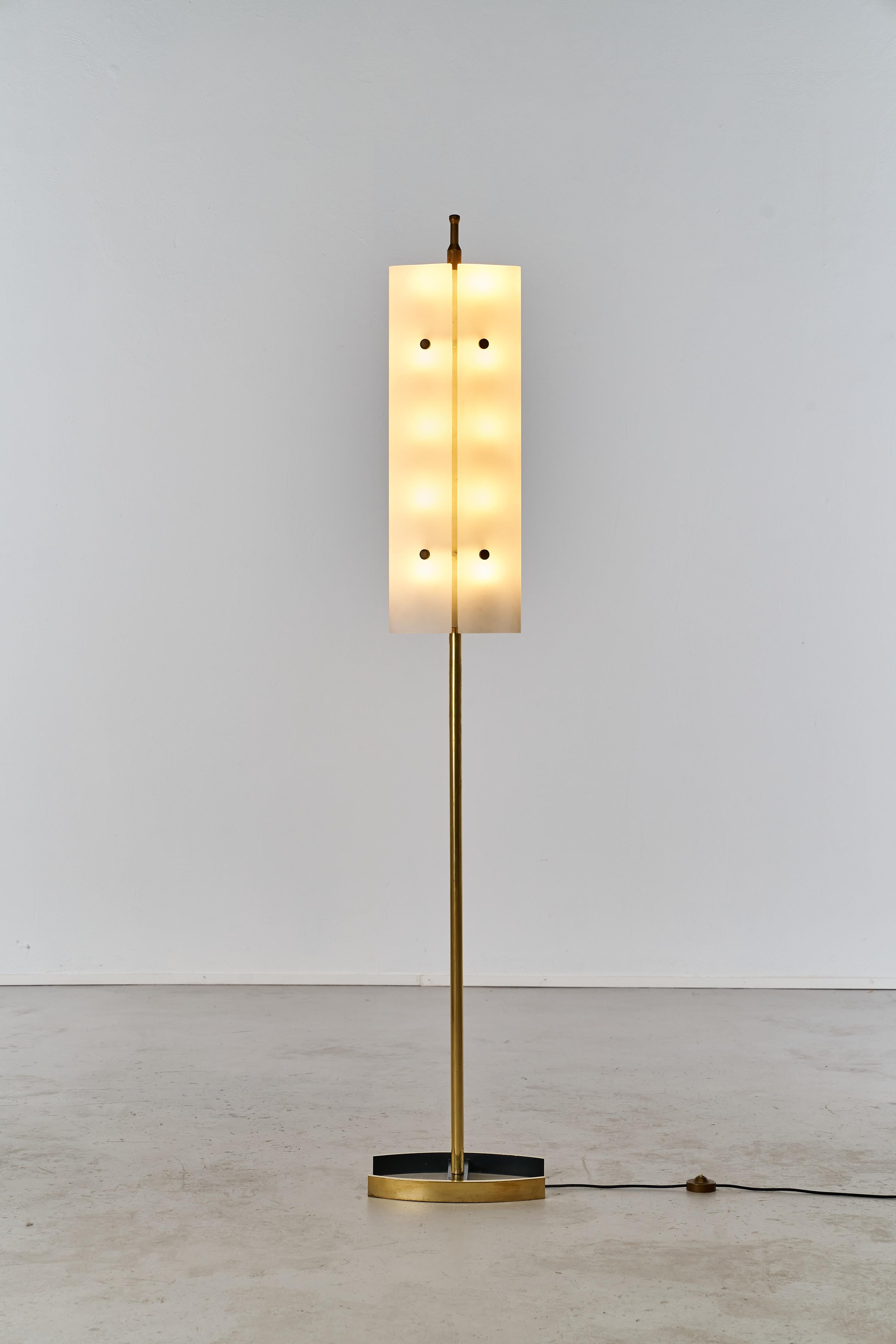 Rare lampadaire d'Angelo Lelli pour Arredoluce, 1958. Ce modèle original présente un support en laiton incurvé avec deux abat-jour en verre opalin moulé et des fixations en laiton.