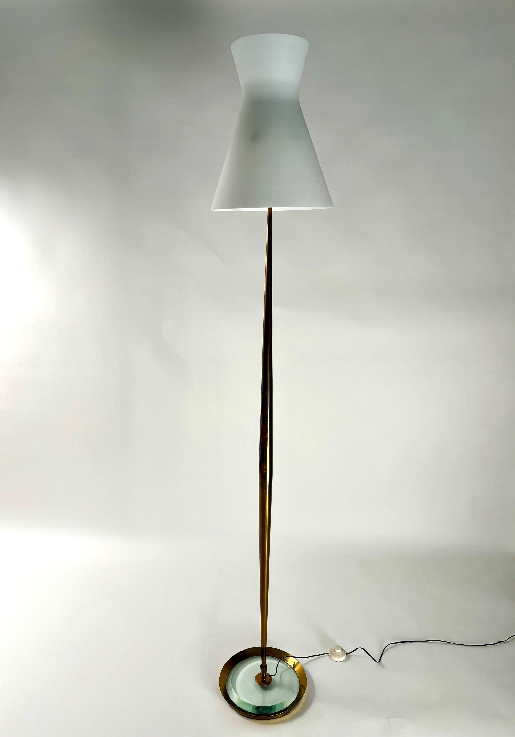 Lámpara de pie modelo 2156 de Max Ingrand para Fontana Arte, latón con difusor de cristal satinado y base de cristal grueso, años 50