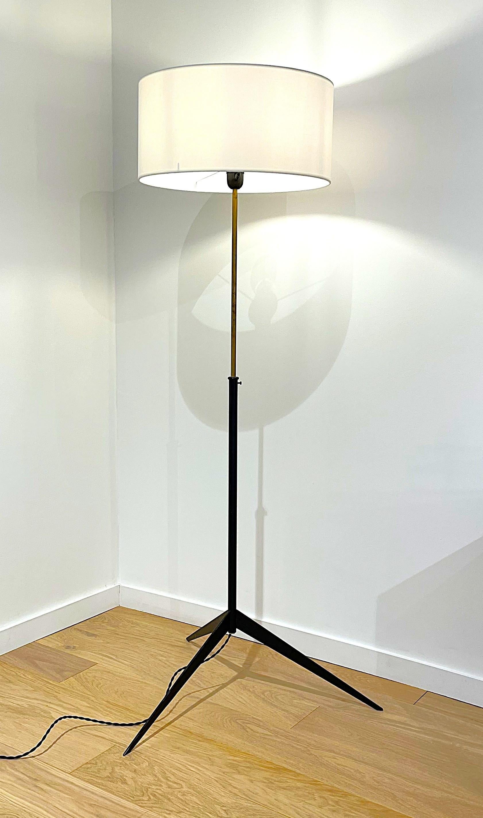 Lámpara de pie de latón en un sublime color dorado y metal lacado en negro con una base trípode de corte limpio. Variable en altura gracias a un bonito dispositivo de latón de 105 a 145 cm. Diseño modernista que destaca la importancia de la luz y la