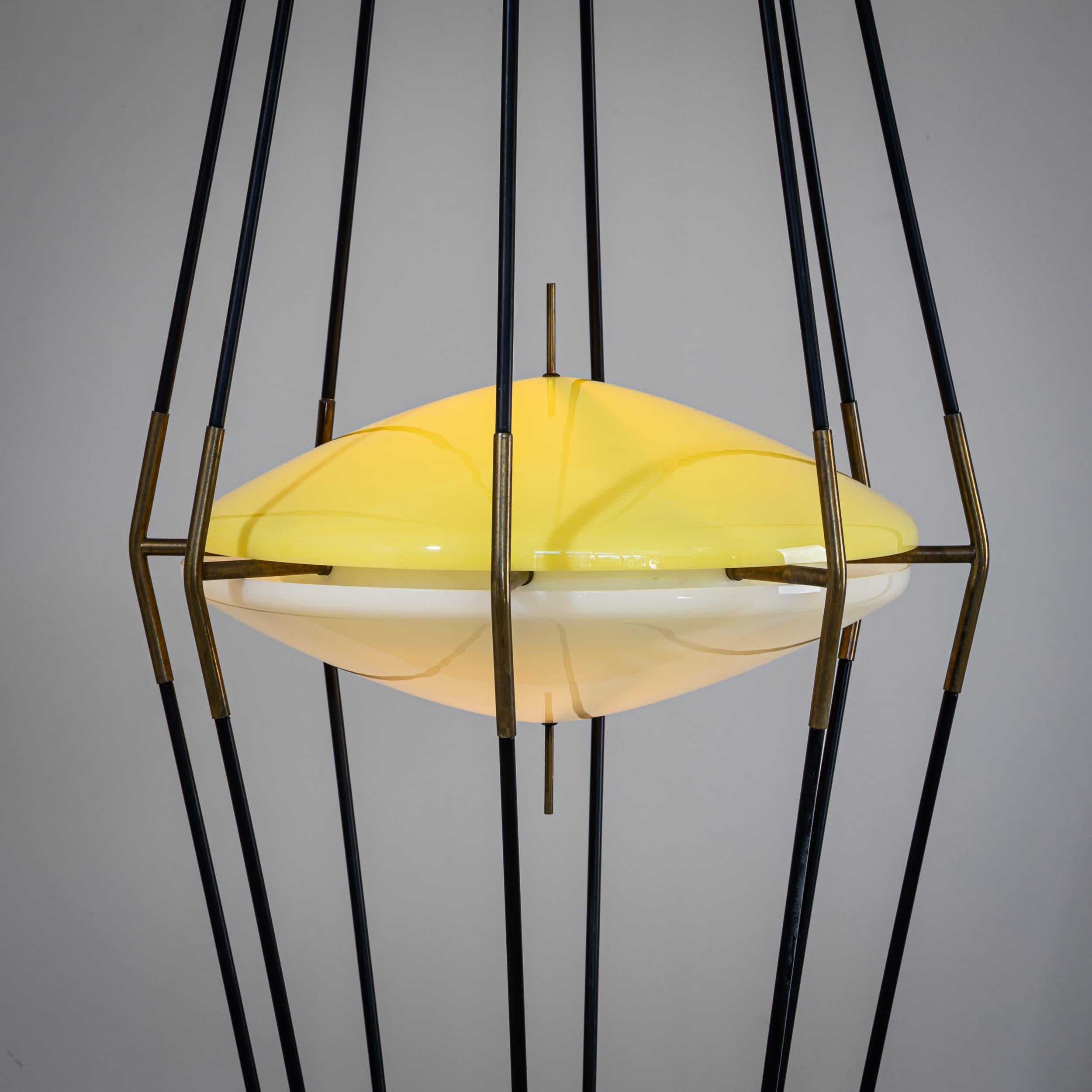 Gran lámpara de pie bicónica de metal con pantalla de cristal plexi bicolor en amarillo y blanco. Diseñado hacia 1957 por Angelo Lelli para el fabricante italiano de iluminación Arredoluce. Ilustrado en: Pansera, Padoan & Palmaghini: Arredoluce -