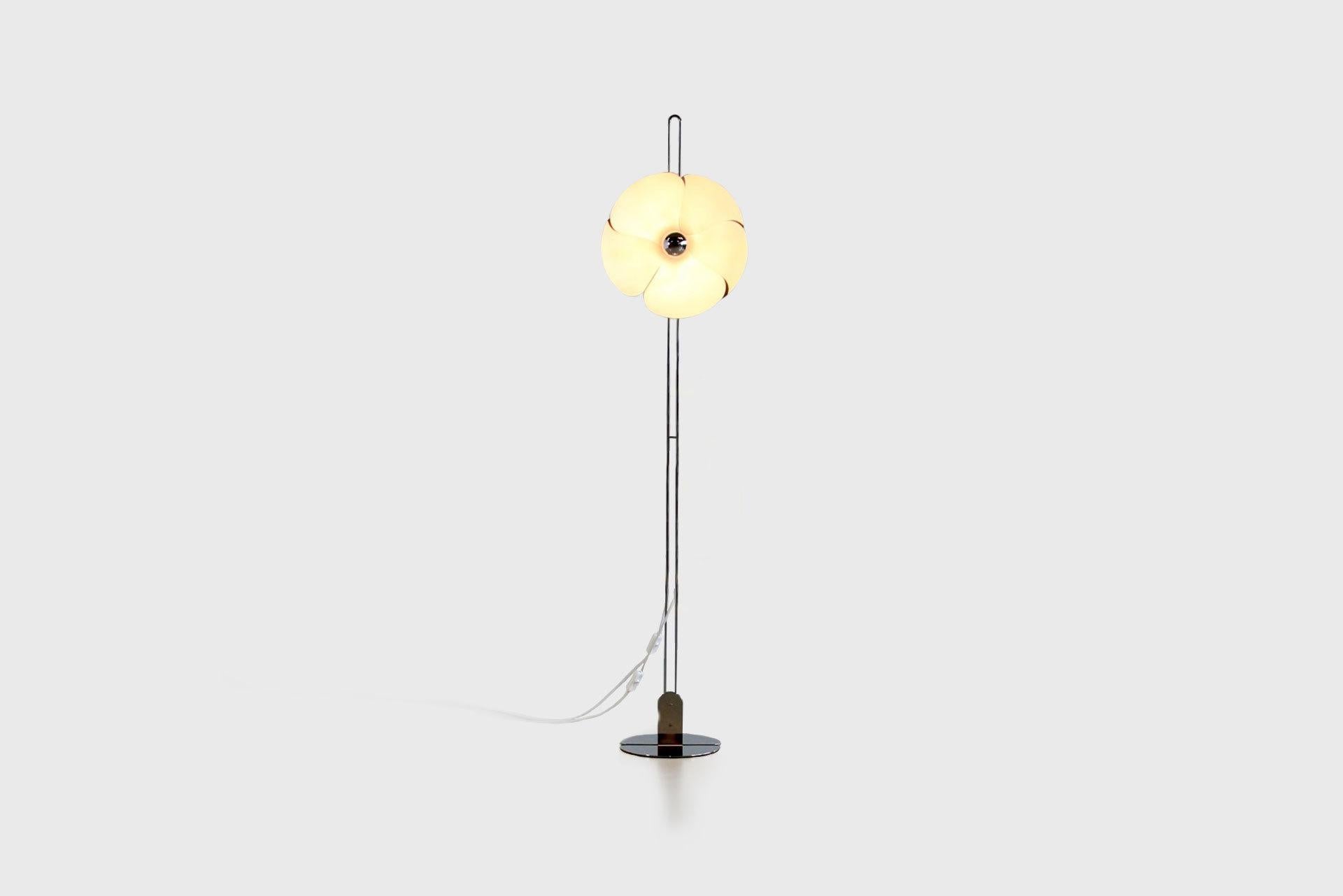 Floor lamp model “2093”
Manufactured by Disderot
France, 1970s
Enamel, chrome plated steel

Measurements
34,3 cm x 34,3 cm x 152,4h cm
13,5 in x 13,5 in x 60h in

Literature
Krzentowski, Clemence & Didier: The Complete Designers‘ Lights (1950 -