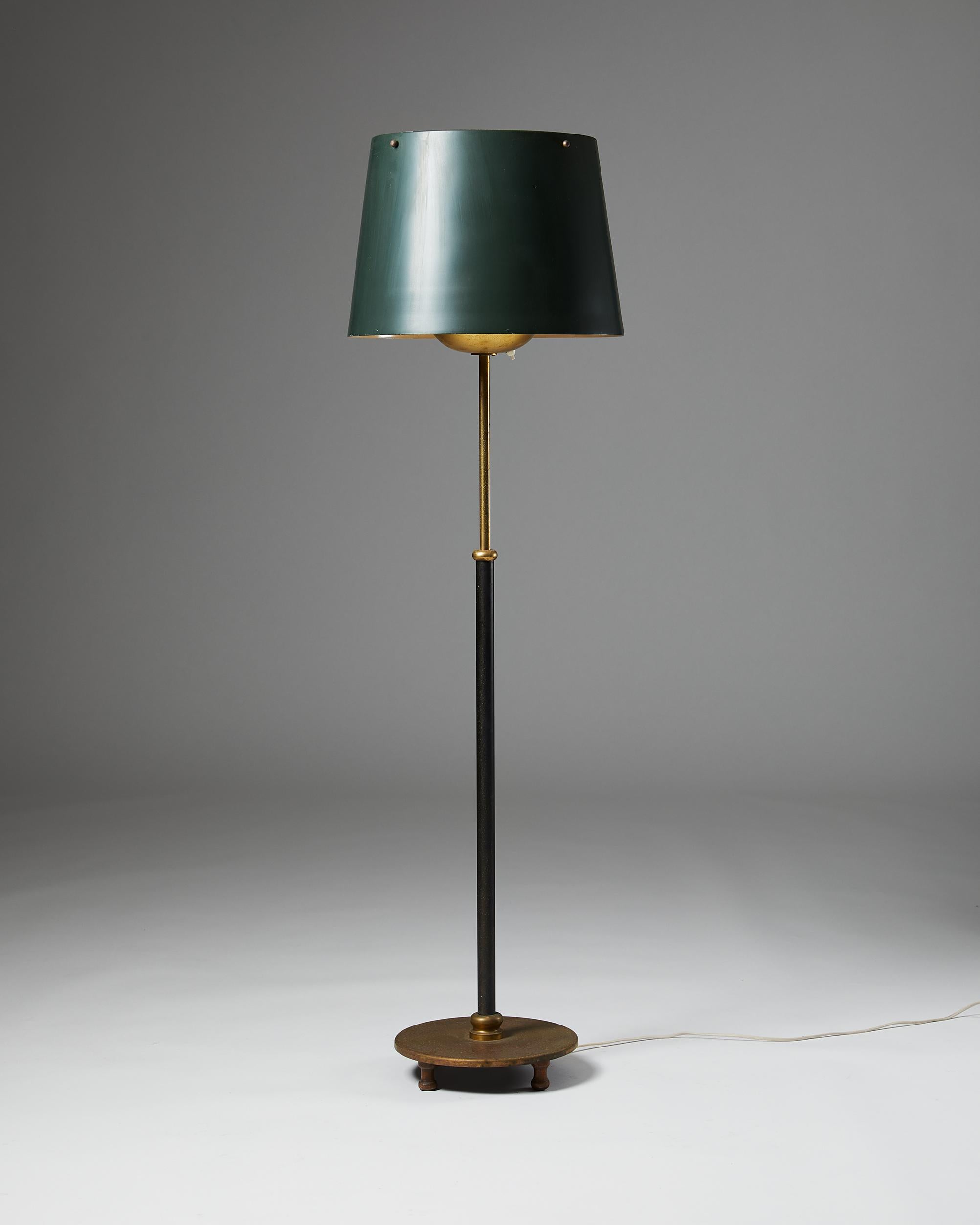 Black lacquered brass with metal shade.

The height is adjustable.

Measures: H: Adjustable. 120 cm - 170 cm/ 3'11 1/4