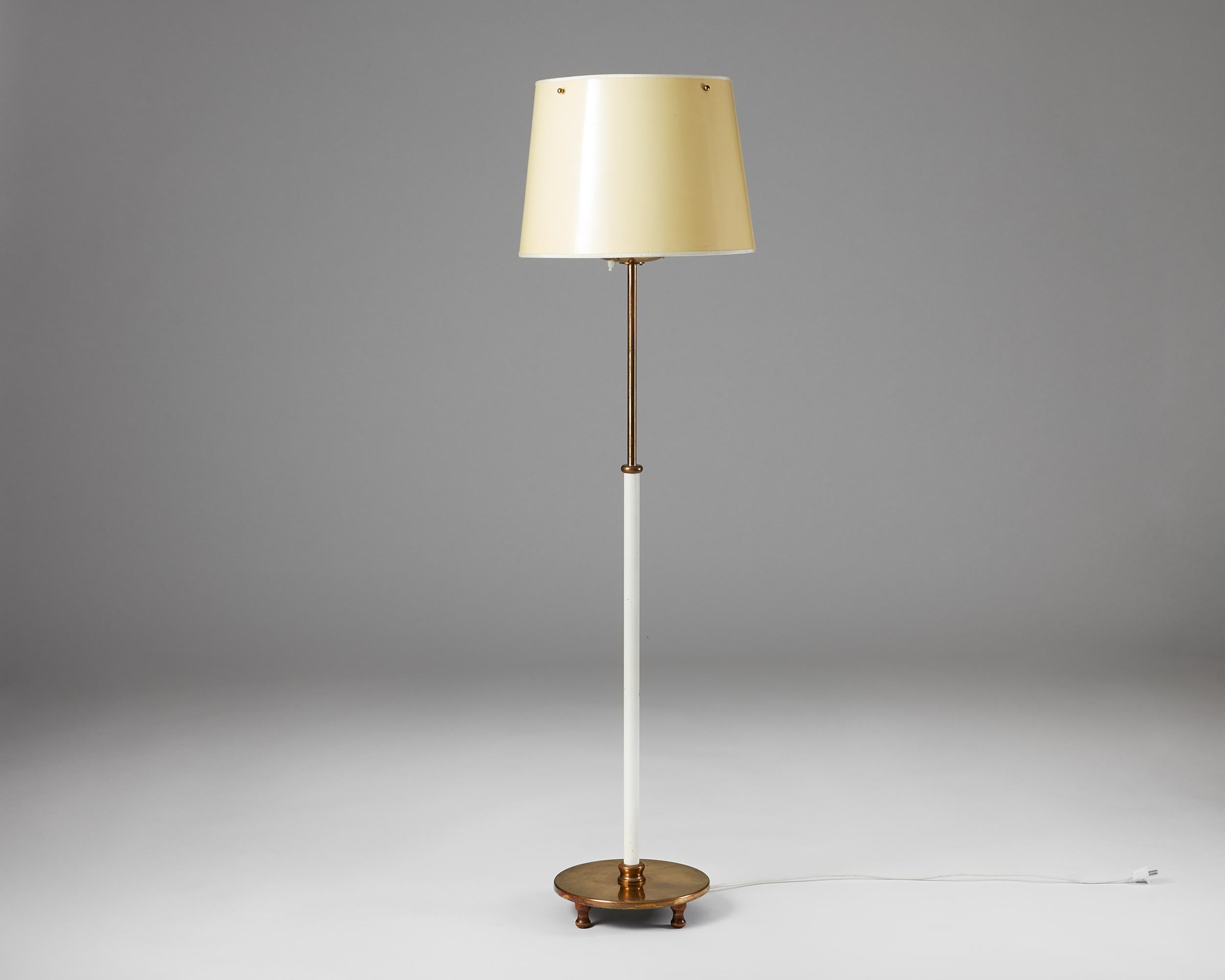 Floor lamp model 2564 designed by Josef Frank for Svenskt Tenn,
Sweden, 1950s.

White lacquered brass and Lacquered Paper.

Stamped.

This elegant brass floor lamp is adjustable in height and stands on turned mahogany feet. Other models by Josef