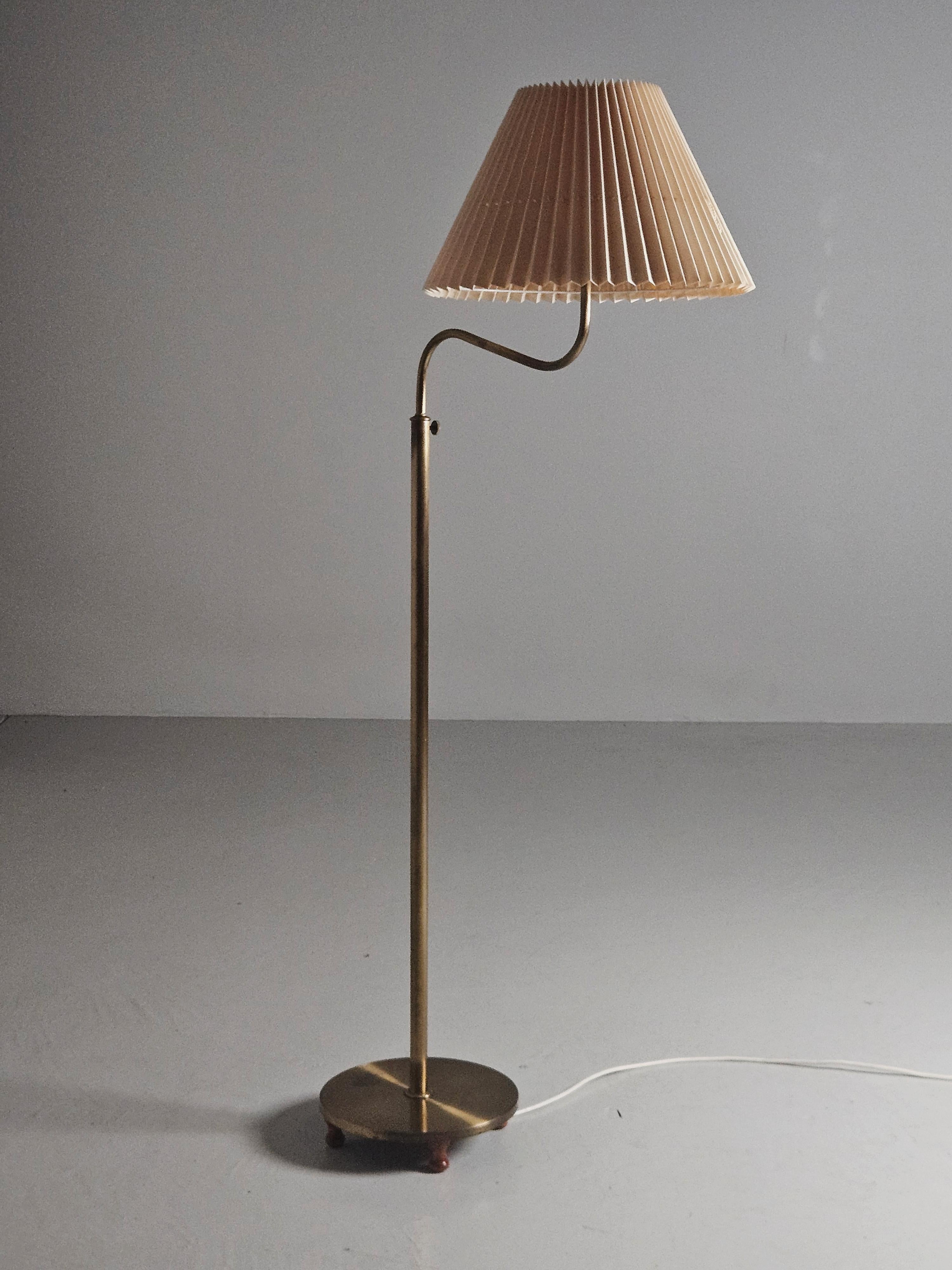 Classic floor lamp '2568' or commonly called 'Little Camel' designed by Josef Frank for Svenskt Tenn in 1939. 

Adjustable arm made in brass standing on sculptural wooden legs. 