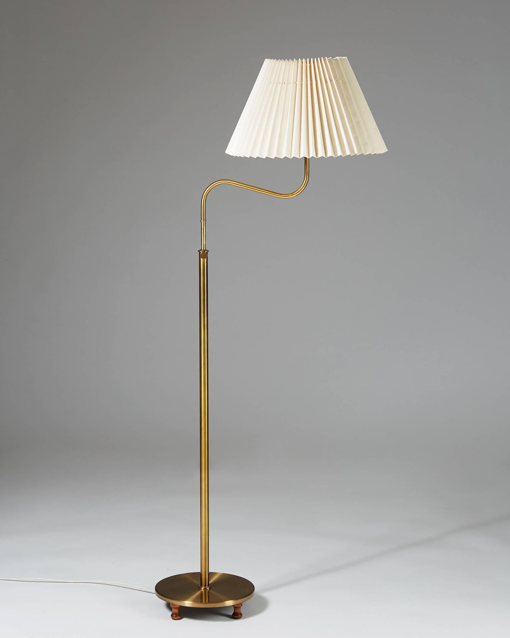 Floor lamp model 2568 designed by Josef Frank for Svenskt Tenn, 
Sweden, 1939. 

Brass, enameled steel and mahogany

Measures: H 170 cm/ 5' 7 1/4
