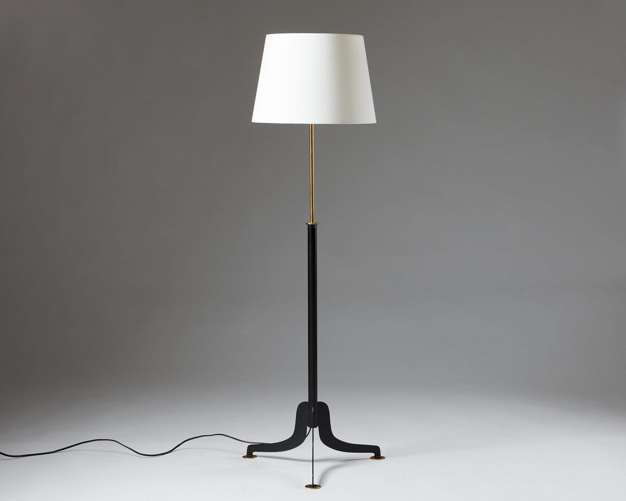 Floor lamp model 2597 designed by Josef Frank for Svenskt Tenn,
Sweden, 1950s.
Black lacquered metal with brass. Fabric shades.

Height is adjustable.

Measures: H 154 cm/ 5' 2/3