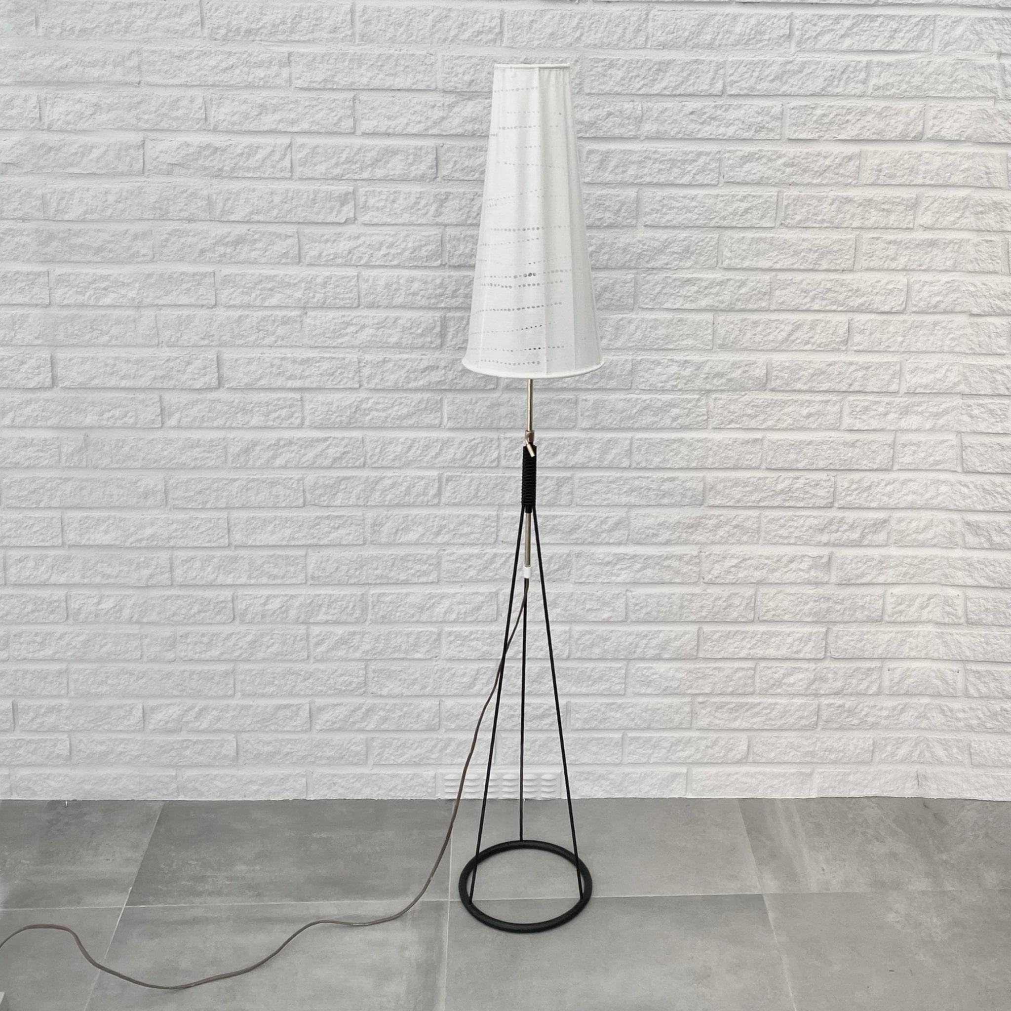 Swedish mid-century floor lamp, model 2619, designed by Eje Ahlgren for LUCO Armaturfabrik in Gothenburg in the 1950s. This iconic piece was Ahlgren’s breakthrough as a lighting designer. The base is crafted from three slender metal rods supported