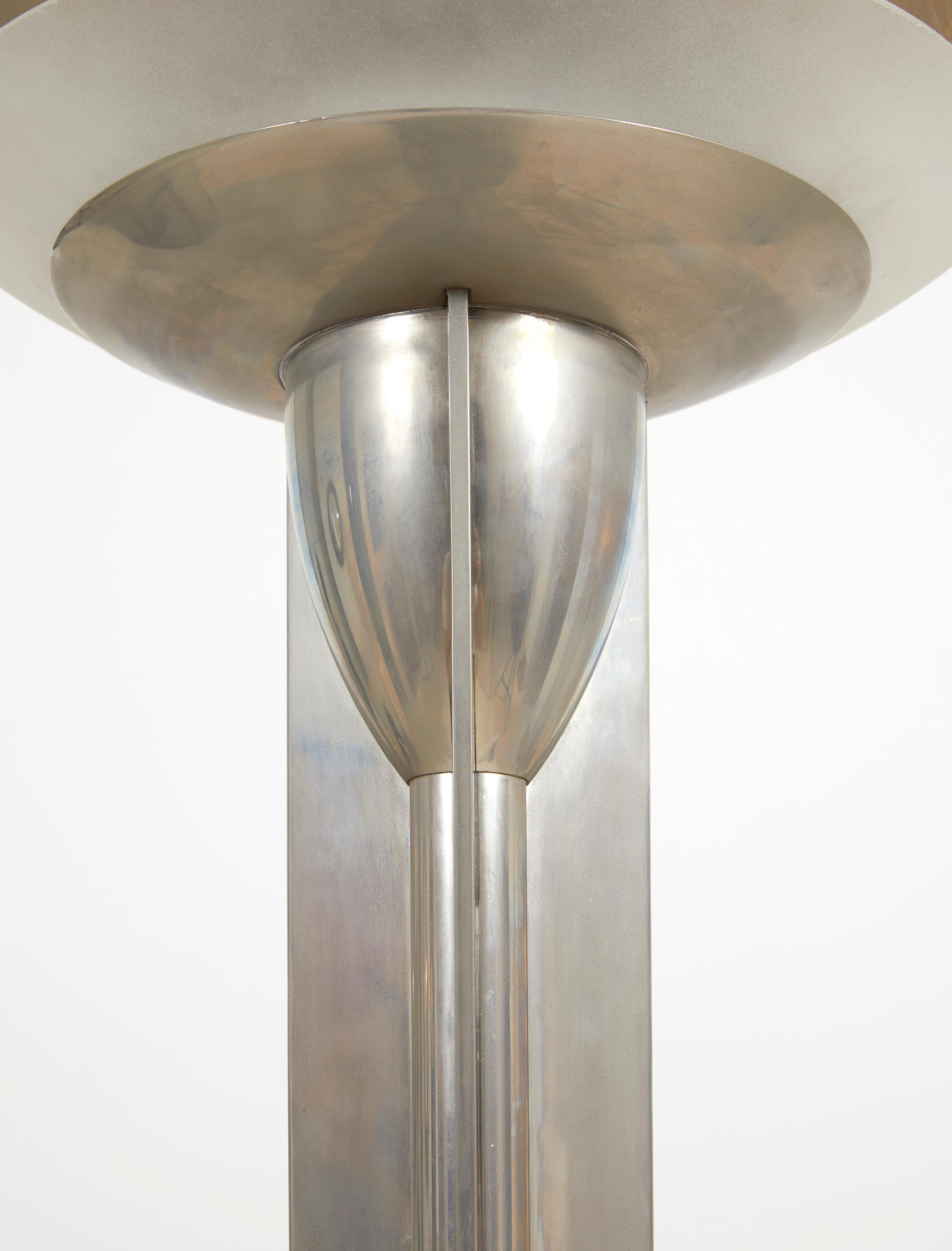 Silver nickel-plated metal floor lamp, three white opaline glass basins, circular base.

Model presented in 1932 at the 21st Salon des artistes décorateurs and purchased by the city of Paris for the 1937 Universal Exhibition.