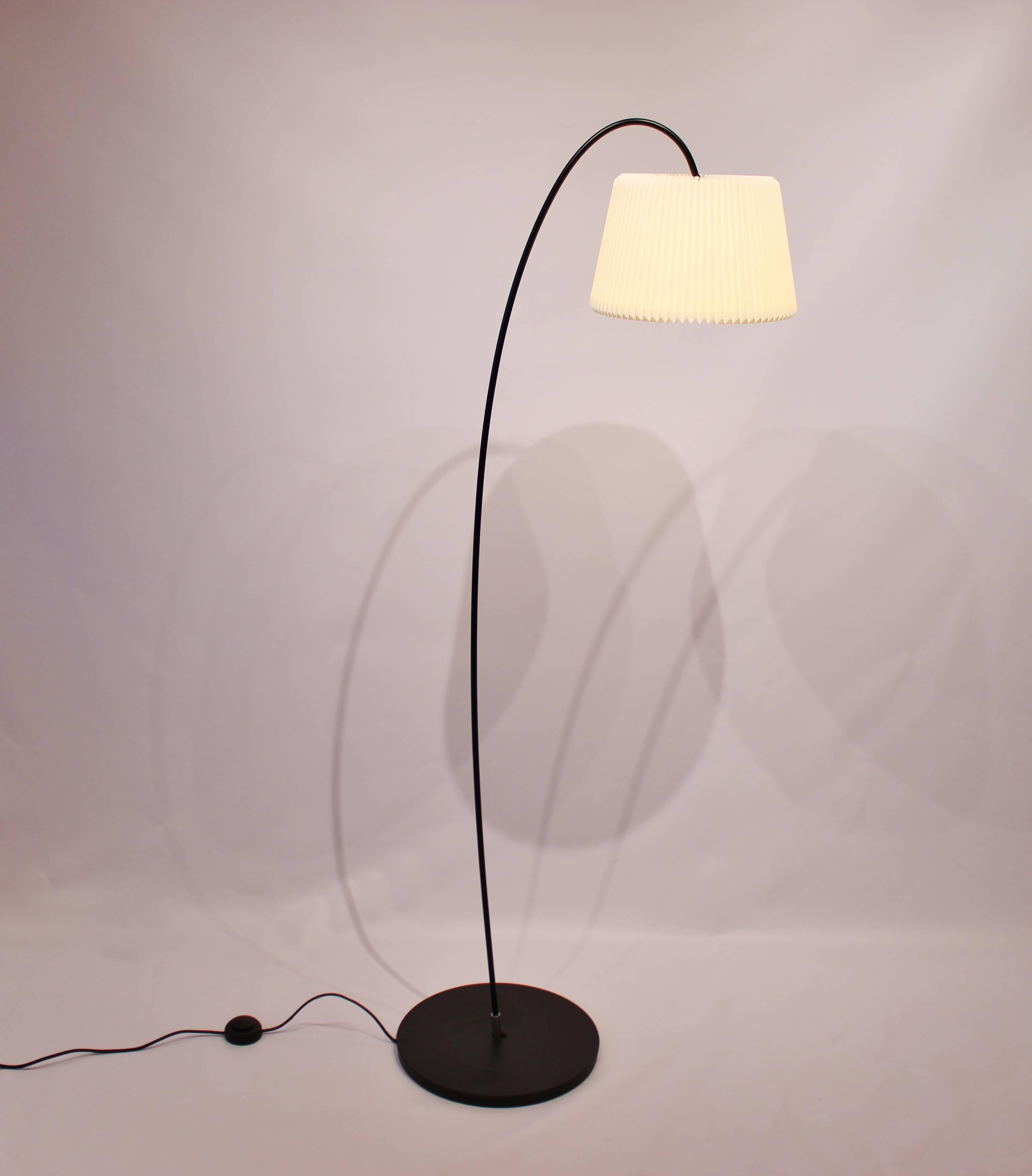 Floor Lamp, model 320, from the series Snowdrop designed by Harrit-Sørensen-Samson for Le Klint. The lamp is in great vintage condition and from the late 2000s.