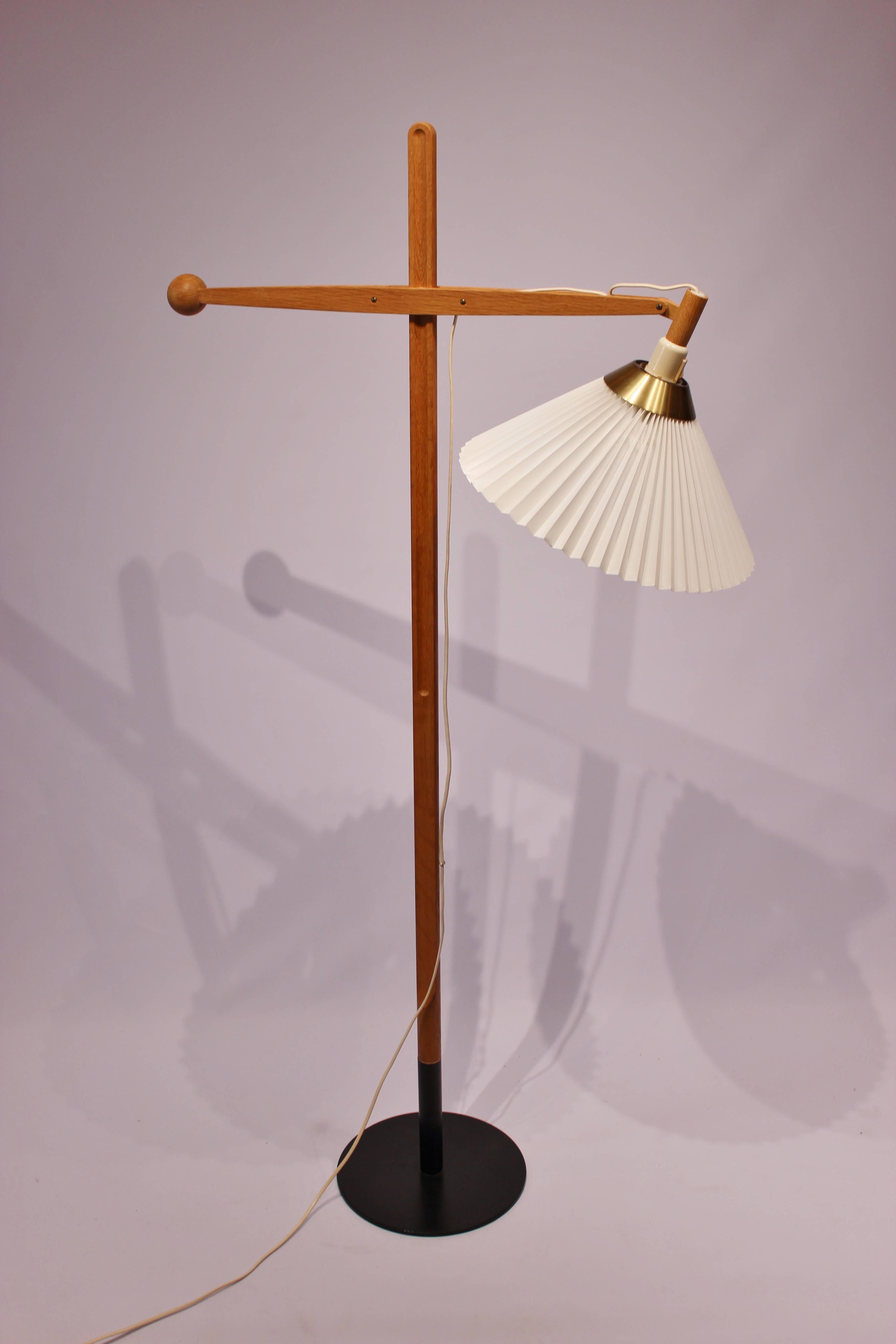 Floor lamp, model 325, in oak designed by Vilhelm Wohlert for Le Klint. The lamp is in great vintage condition and from the 1960s.