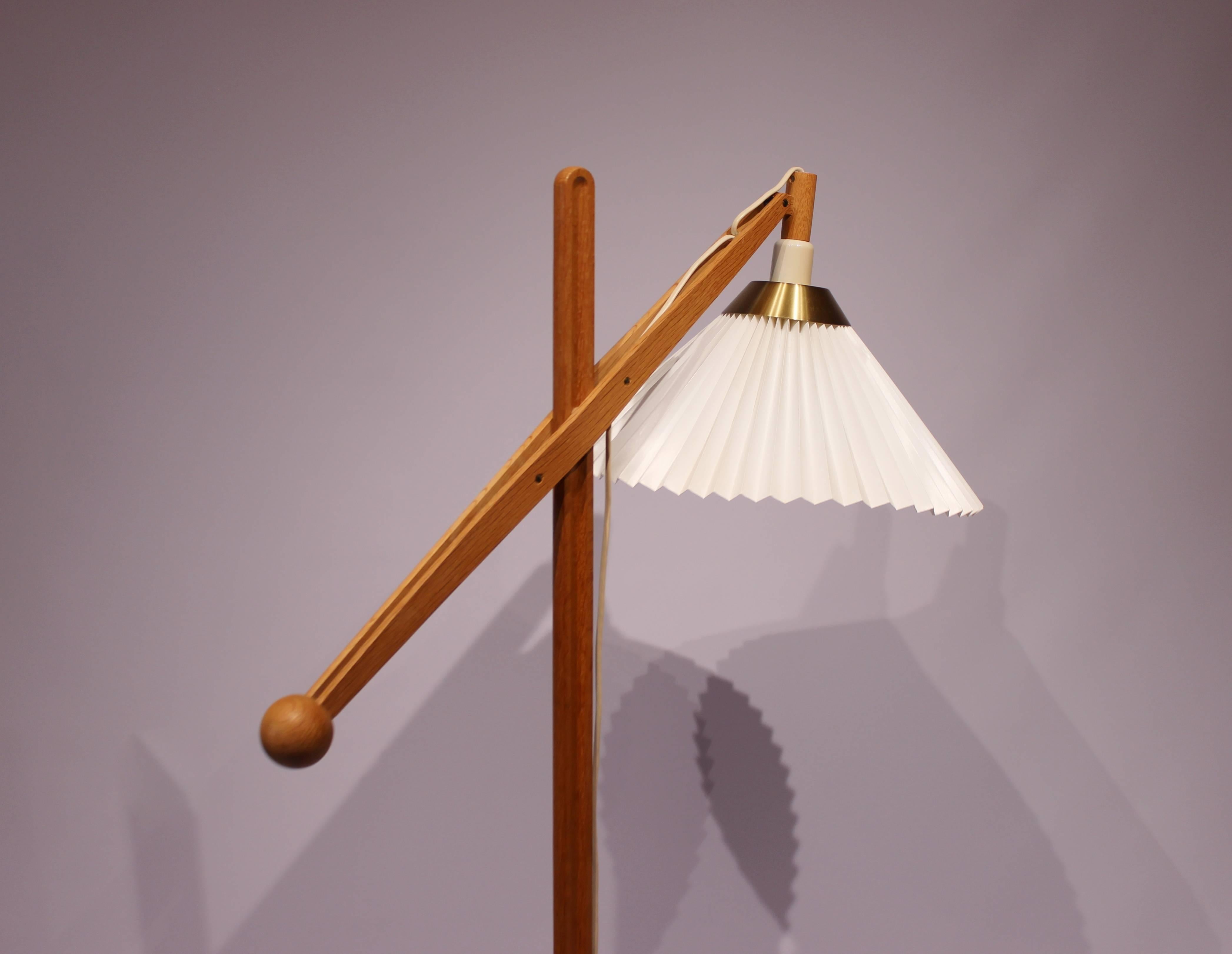 Floor Lamp, Model 325 in Oak Designed by Vilhelm Wohlert for Le Klint, 1960s In Good Condition In Lejre, DK