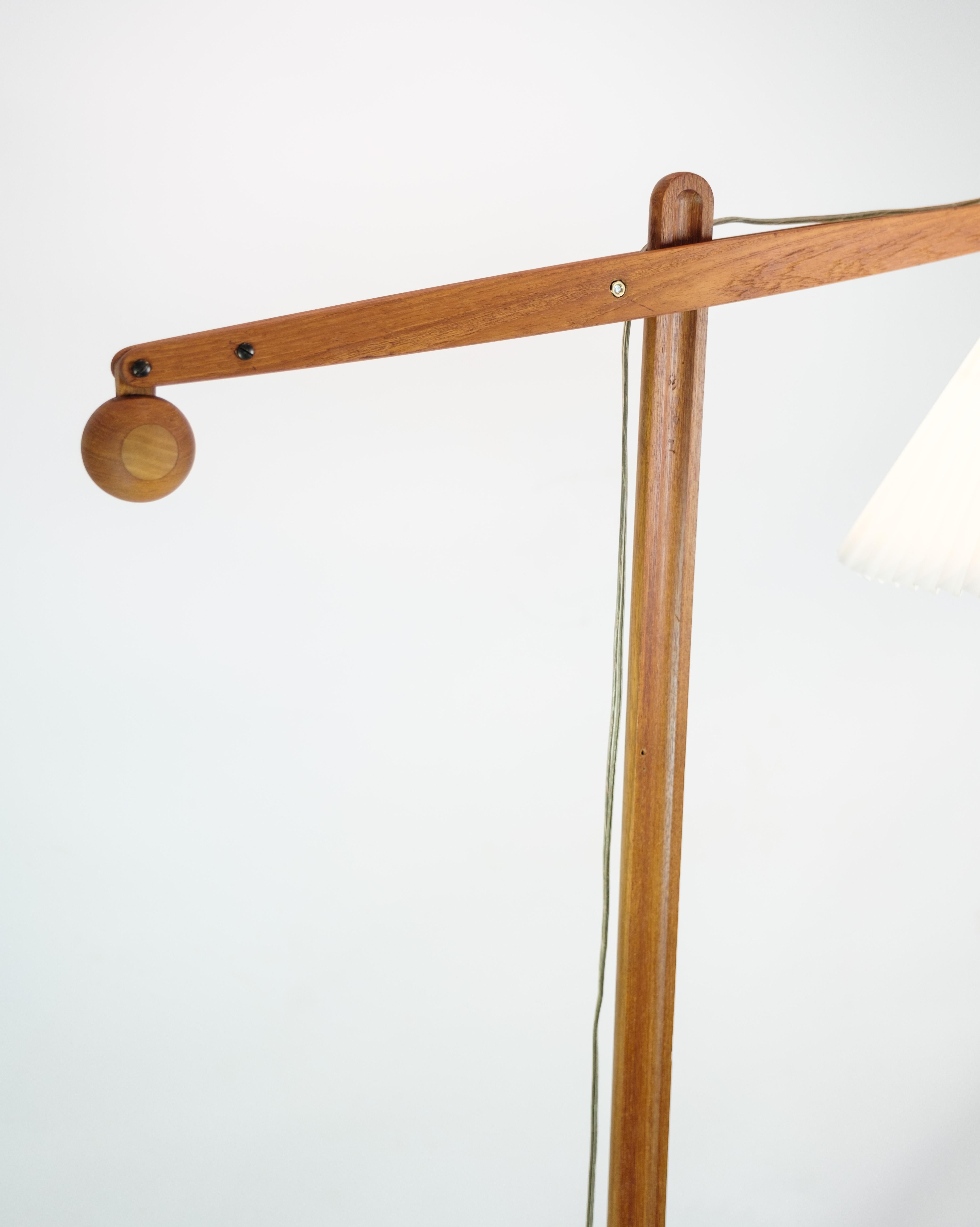Floor lamp, model 325 by Le Klint, designed by Vilhelm Wohlert in teak wood with original shade from around the 1950s, Denmark
H:150 W:65 Dia: 30