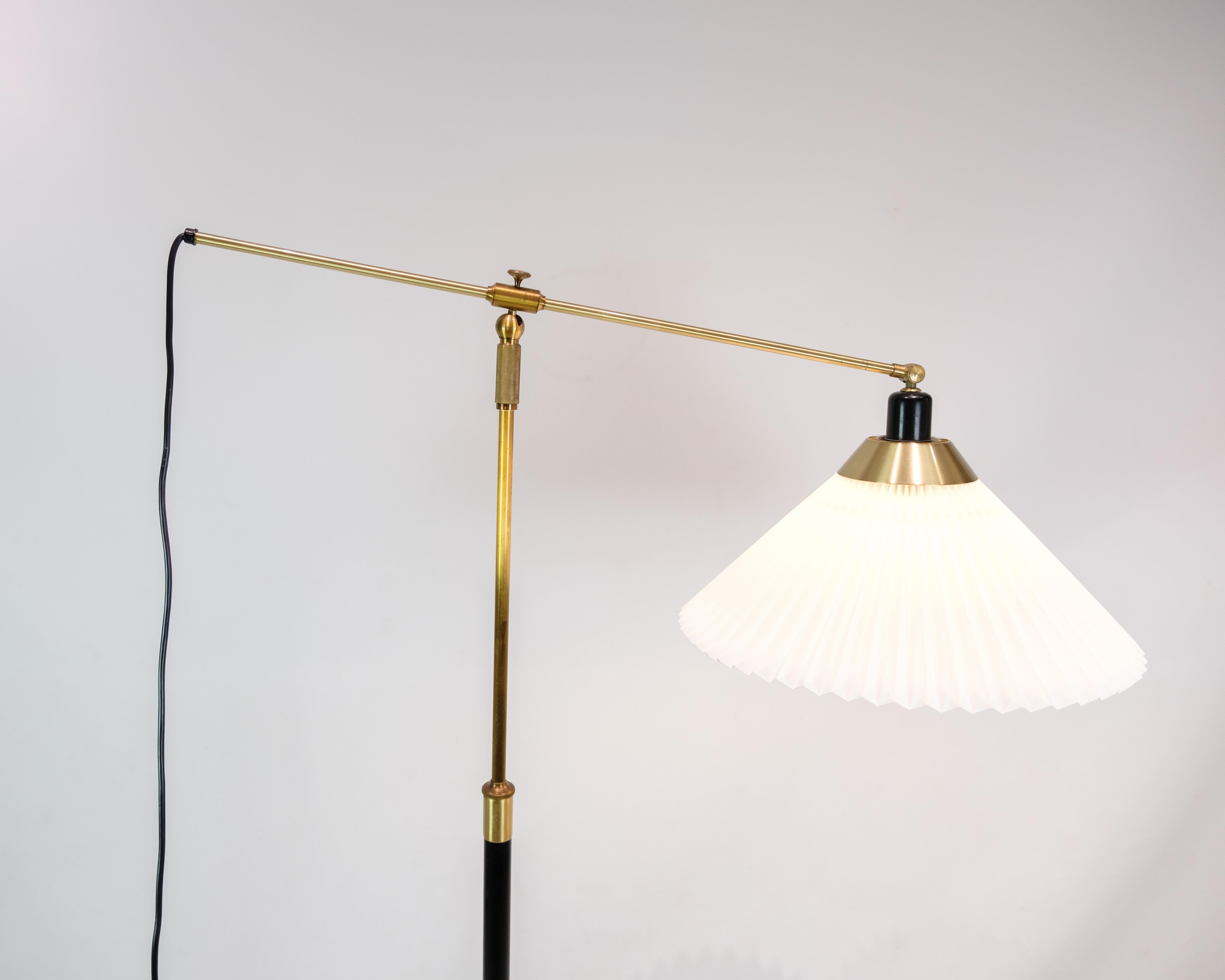 Experience Danish design heritage with this adjustable floor lamp, model 349, from Le Klint, dating back to the 1970s. The lamp combines black painted metal with brass details and exudes both robustness and elegance.

The adjustable function allows