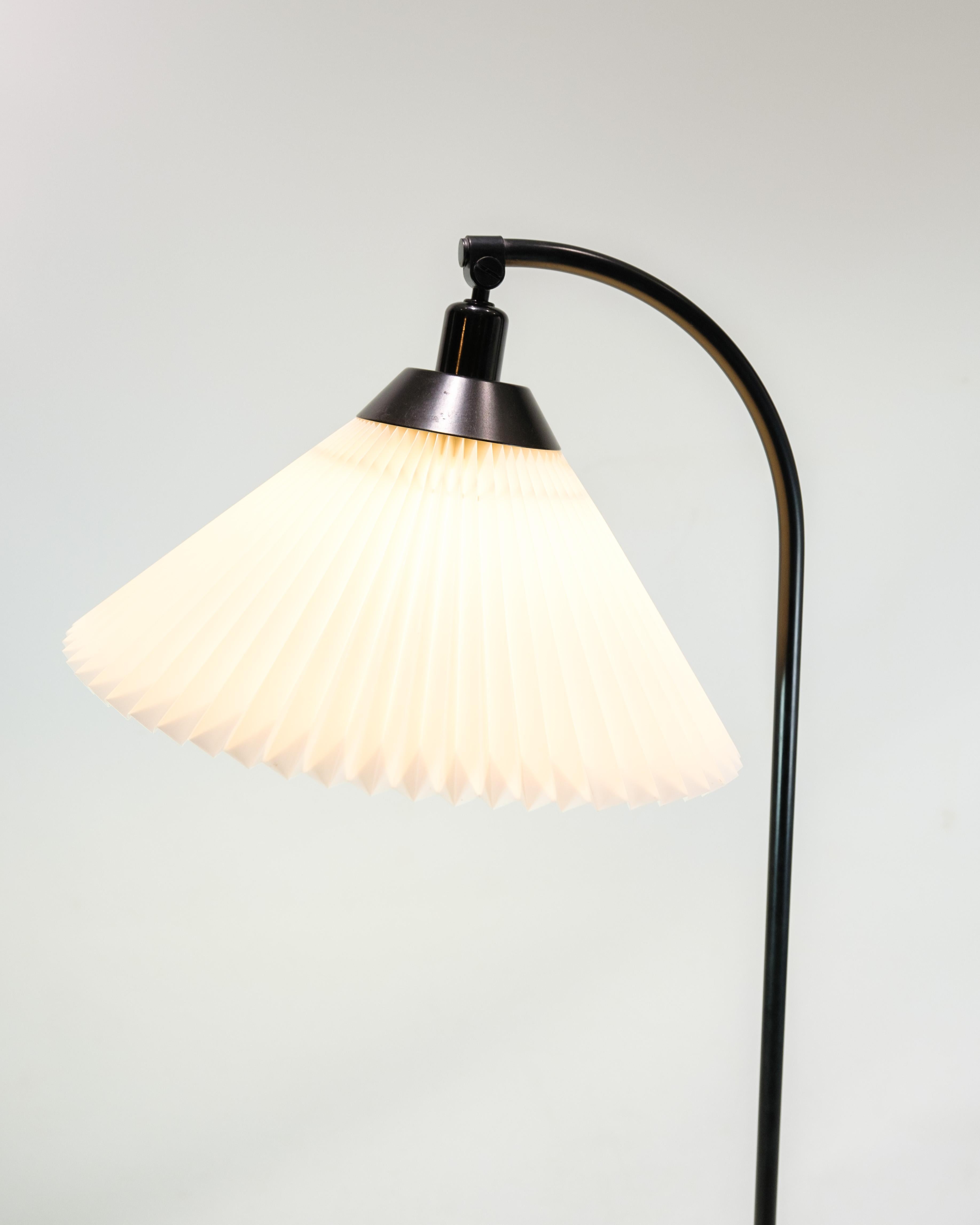 Lampadaire, modèle 368, en métal laqué noir, conçu par Flemming Agger et fabriqué par Le Klint. La lampe associe une structure métallique solide à un design simple et fonctionnel qui s'intègre dans de nombreux environnements. Flemming Agger, né en