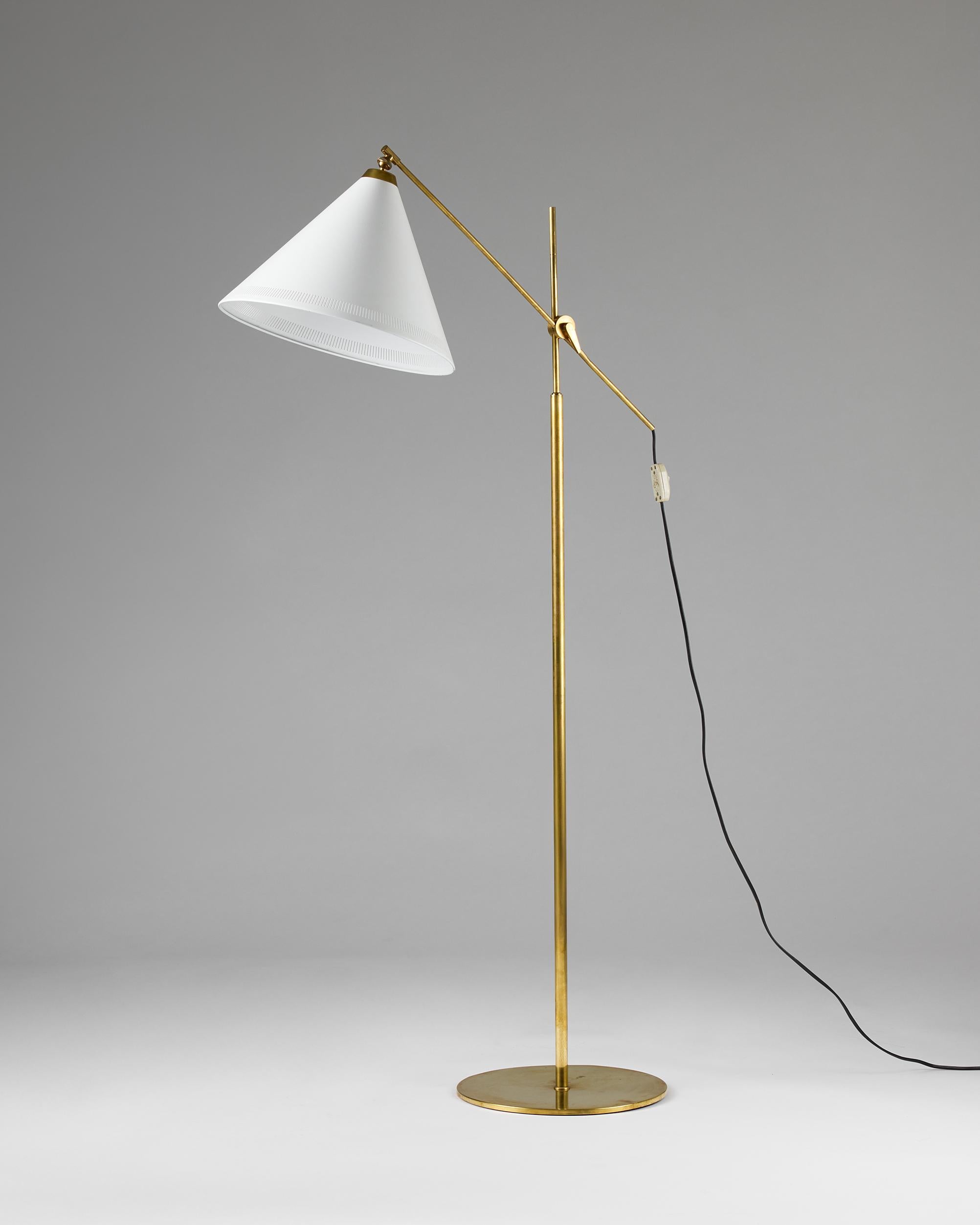 Un magnifique lampadaire modèle 376 conçu par TH. Valentiner pour Poul Dinesen, Danemark, années 1960. Ce lampadaire raffiné du milieu du siècle incarne l'essence du design moderne danois, qui se caractérise par l'équilibre, la précision et la