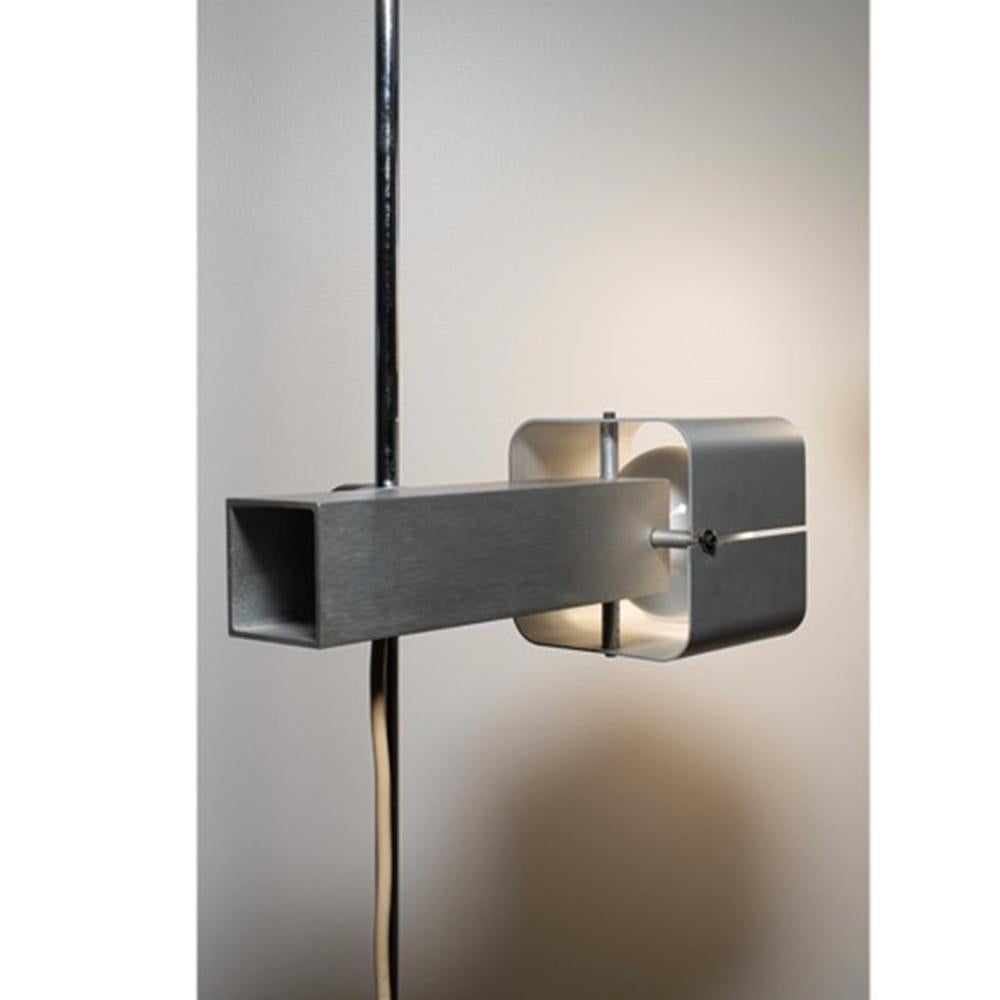 Modernist floor lamp from the 60‘s and 70’s in perfect condition.
Etienne Fermigier is characterized by the very architectural side of his lights: the square shaft and the lampshade in 2 parts of aluminum, assembled by screws, forming a rounded
