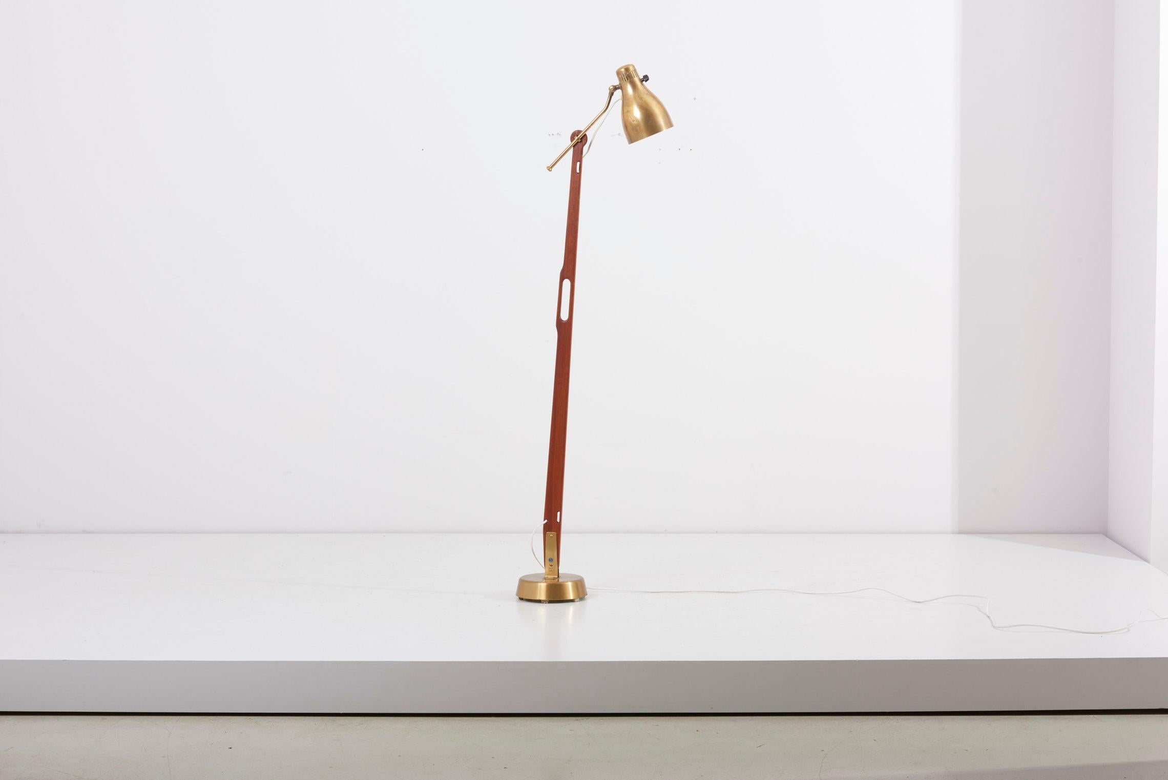 Rare floor lamp, model 544, designed in 1950s by Hans Bergström and manufactured by Ateljé Lyktan in Sweden.
Made of teak wood and brass. Very adjustable and portable due to the handle. Labeled.

1 x E27 socket.

Please note: Lamp should be