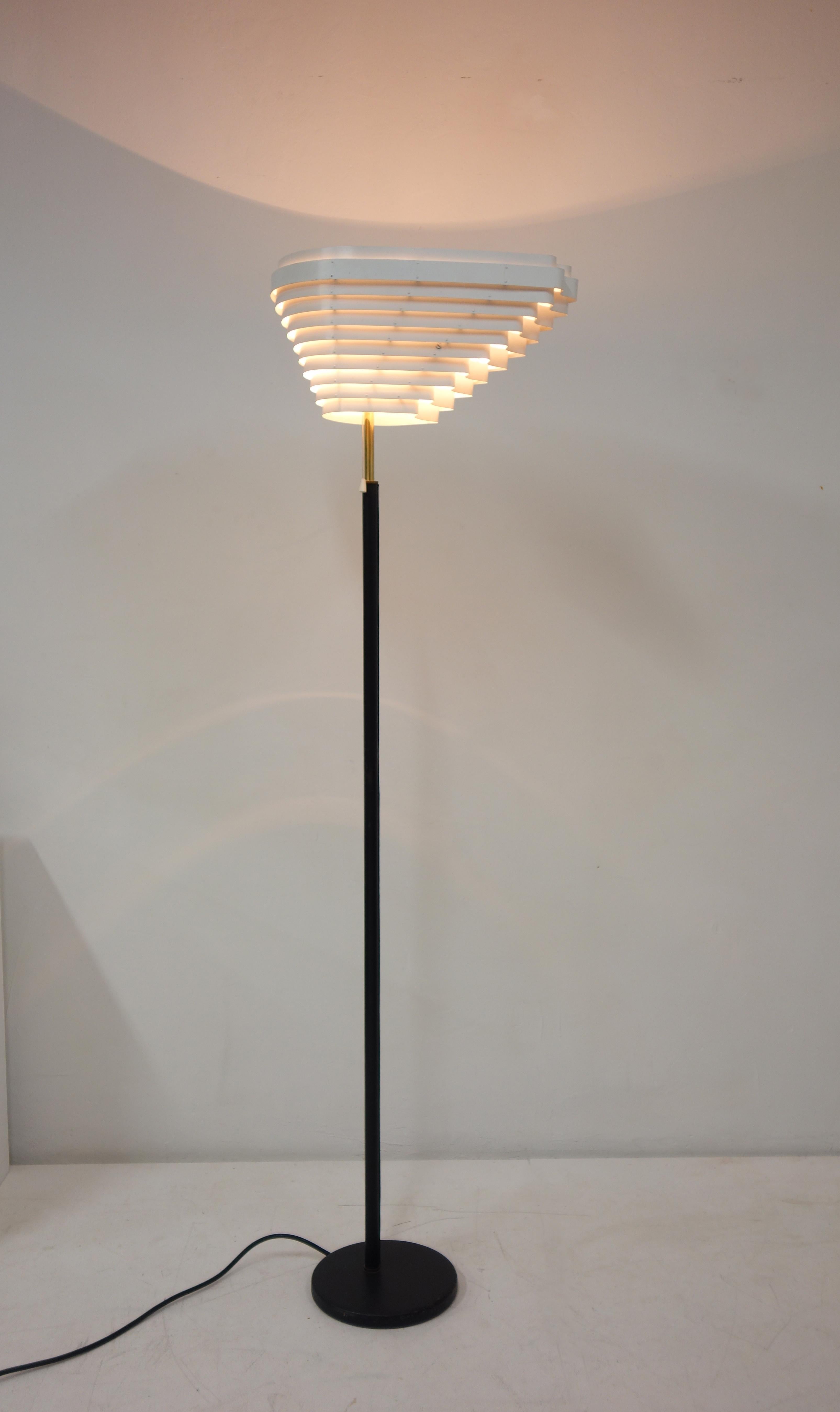 Floor Lamp Model A805 by Alvar Aalto, Valaistustyö Ky Edition, circa 1956 In Good Condition For Sale In Paris, FR