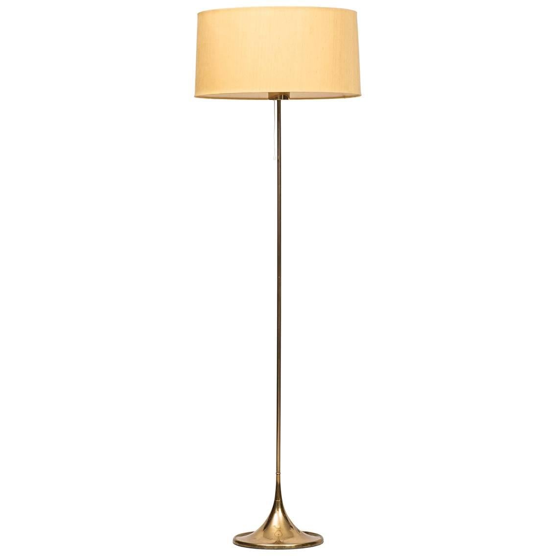 Lampada da terra modello G-024 in ottone di Bergboms in Svezia