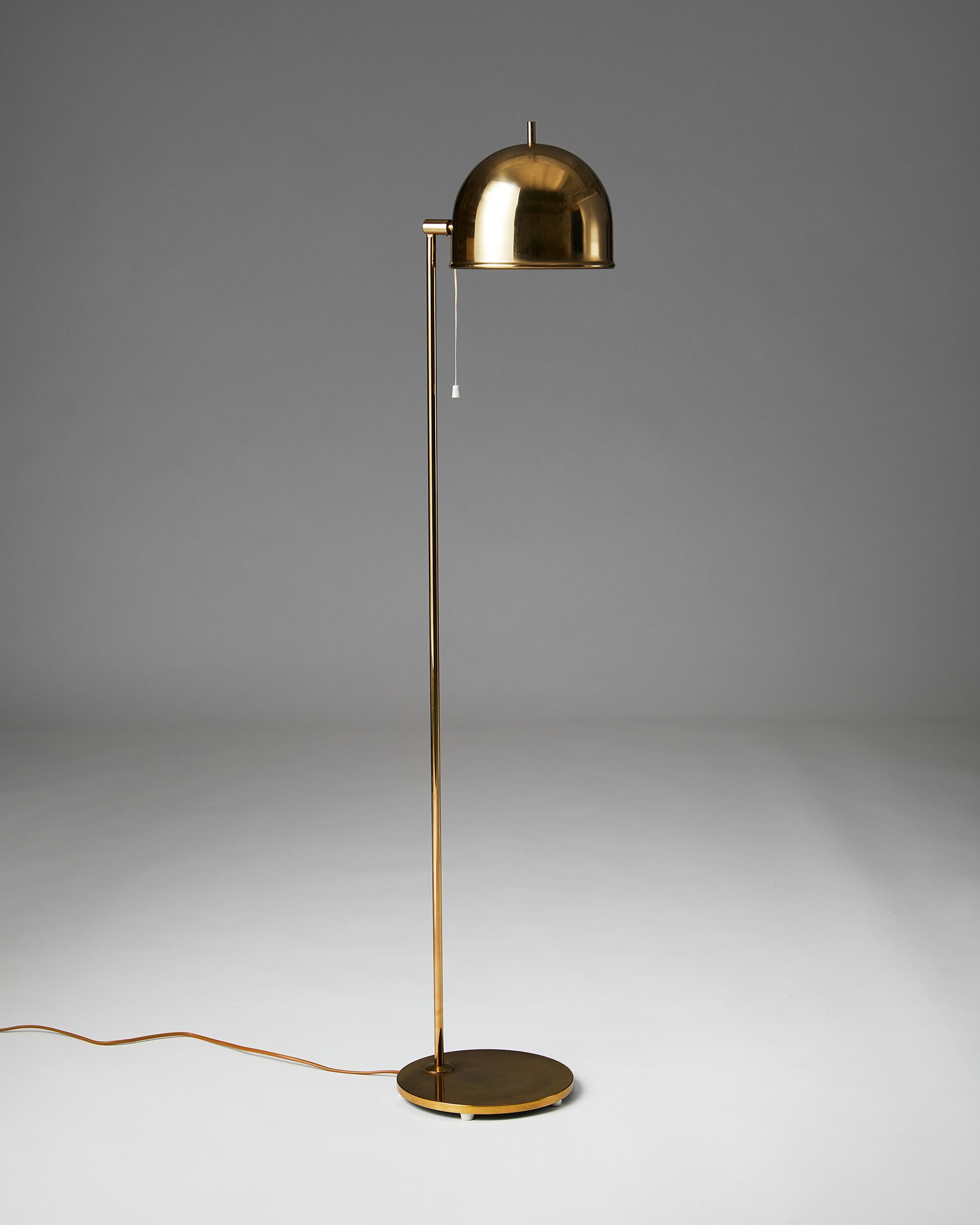 Brass.

Measures: Height: 137 cm/ 4' 6''
Diameter of lampshade: 21 cm/ 8 1/4''

This floor lamp with fully adjustable shade was manufactured in brass by Bergboms and designed by Eje Ahlgren. The protruding brass rod at the top of the shade is