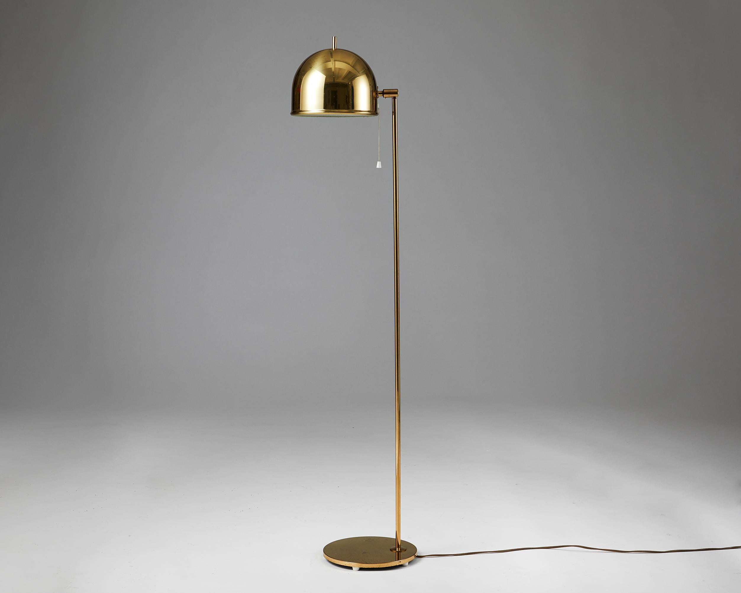 Brass.

Measures: H: 128 cm / 50 ½’’
Diameter of shade: 21 cm / 8 1/4’’.