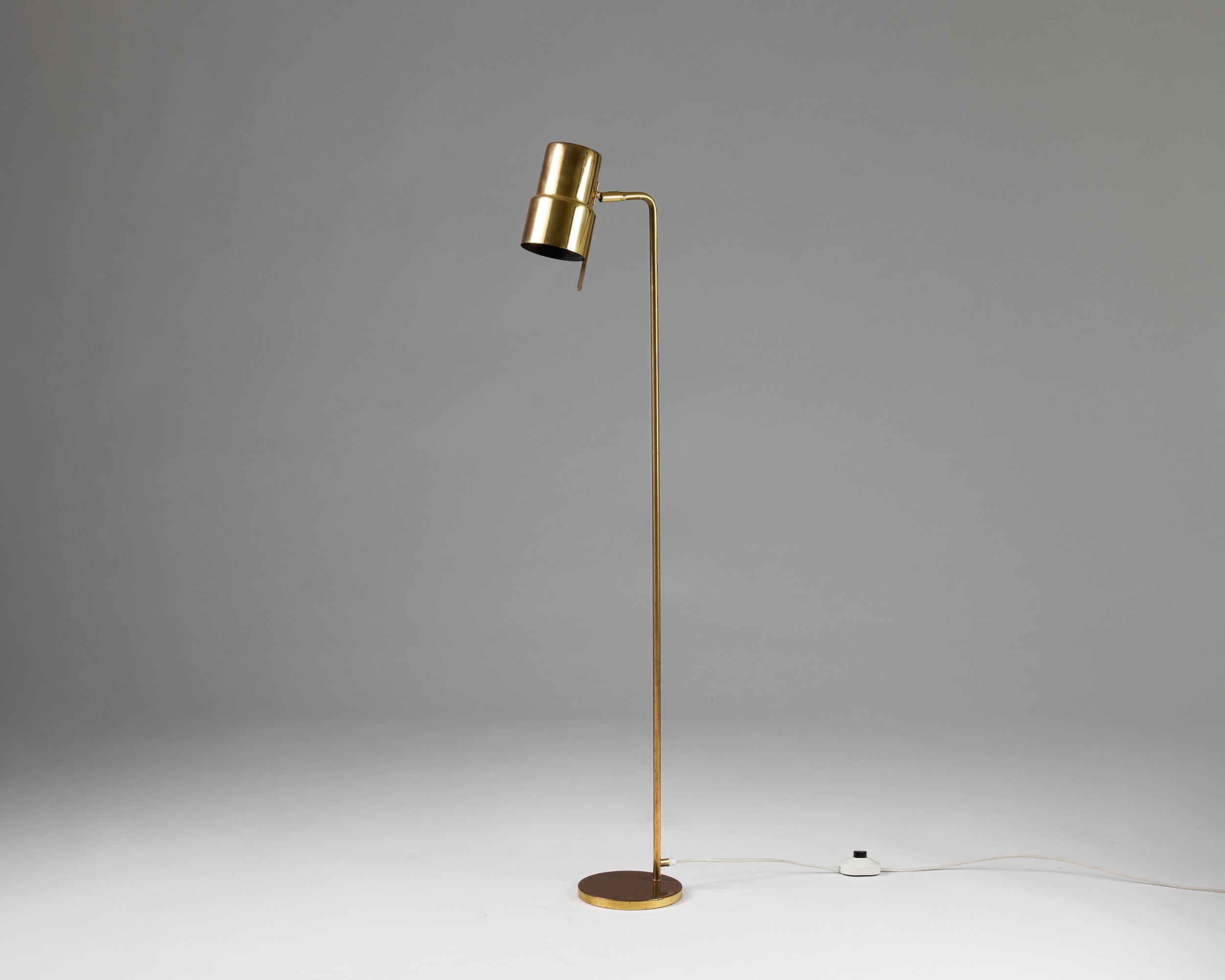 Magnifique lampadaire modèle G/152 du designer suédois Hans-Agne Agnes, Suède, années 1960. Fabriqué en laiton poli, cet élégant lampadaire illustre l'approche de la lumière propre à Jakobsson, alliant une simplicité sculpturale à une profonde