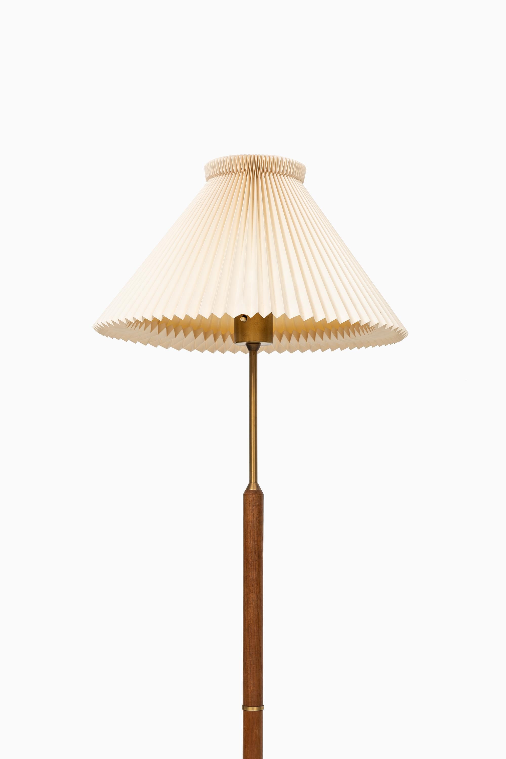 Rare lampadaire en teck et laiton modèle G-31. Produit par Bergbom en Suède. Veuillez noter : Nous vendons cette lampe sans abat-jour.
