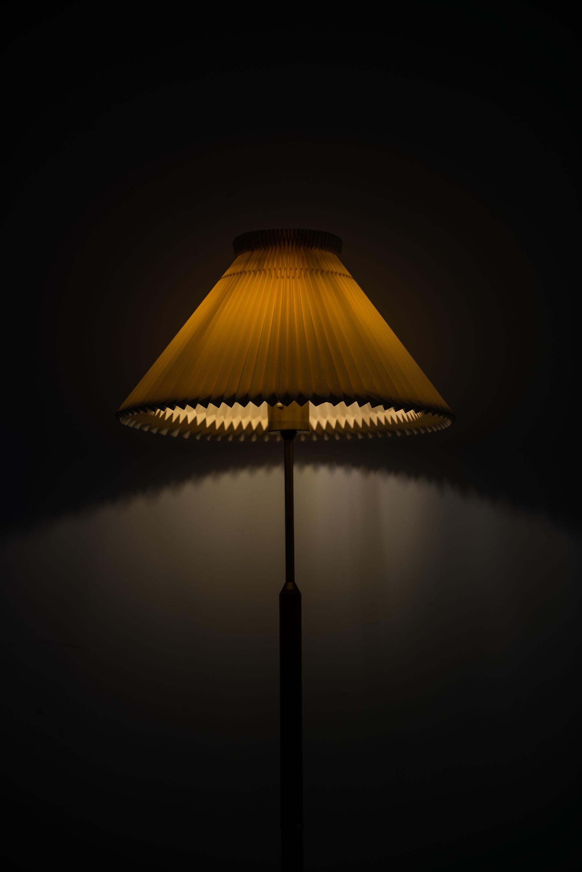 Milieu du XXe siècle Lampadaire Modèle G-31 Produit par Bergbom en Suède en vente