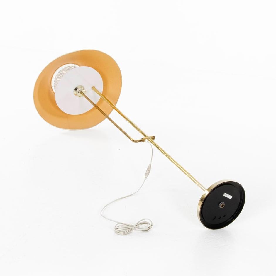 This elegant and sophisticated G122 floor lamp by Bergboms perfectly embodies the essence of Scandinavian design. Its polished brass central column combined with a discreet base in the same metal gives this piece a timeless, minimalist charm. A