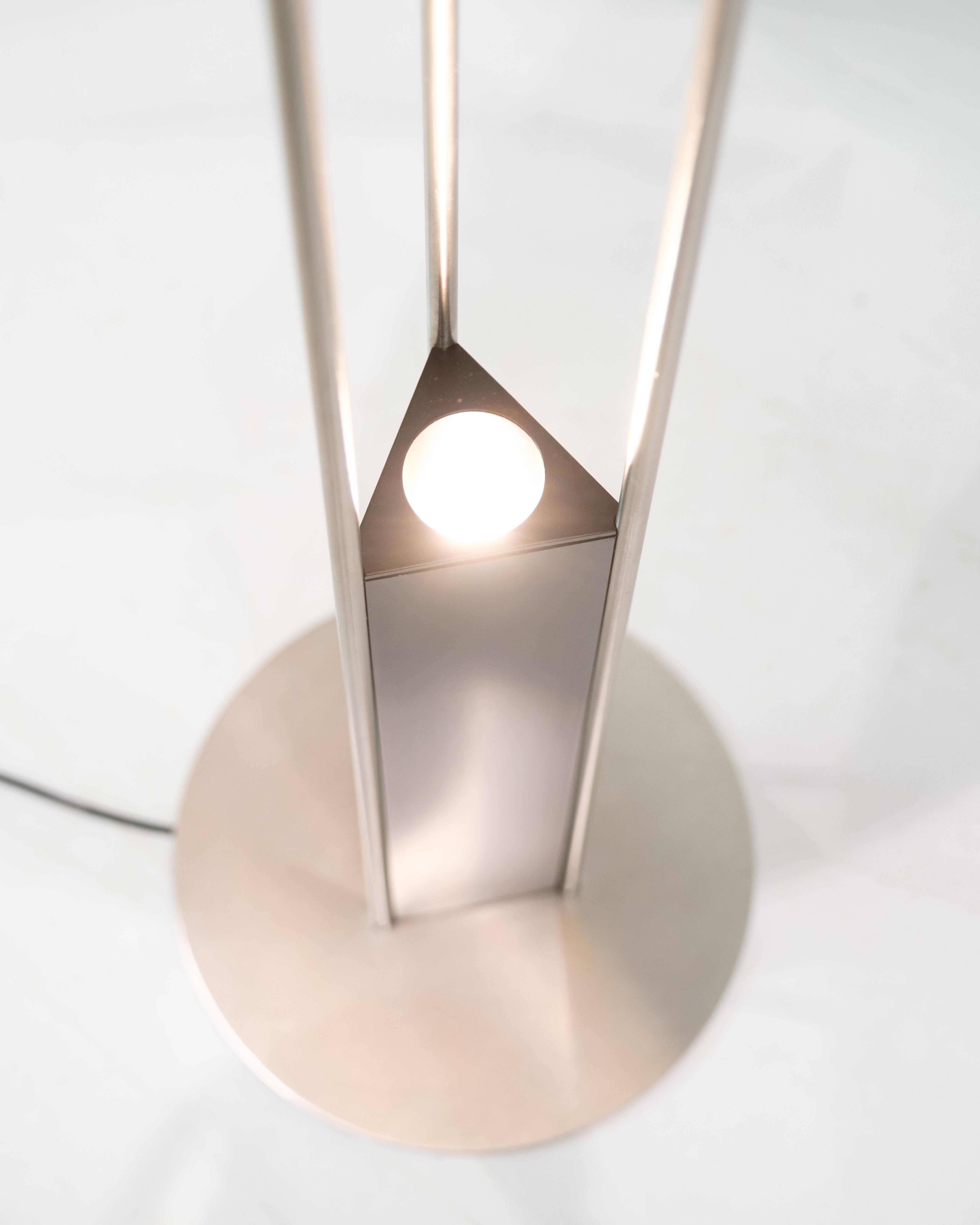 Lampadaire Gino, modèle Gino, conçu par Bjarne Frost et Ole Jespersen dans les années 1980 et produit par Nordisk Solar Compagni. Le cadre est en métal chromé et l'abat-jour supérieur est en métal laqué blanc.

Concepteur : Bjarne Frost & Ole