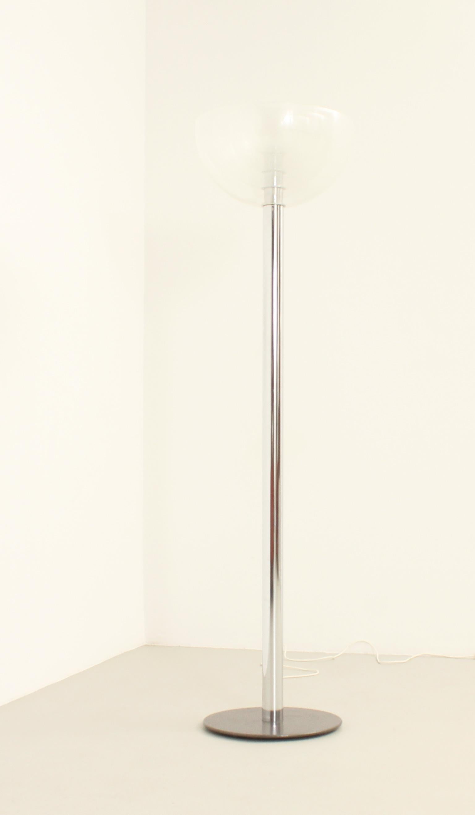 Floor lamp model LT 338 designed in 1967 by Carlo Nason for Mazzega, Italy. Clear pulegoso glass and silver plated metal with lacquered metal base.