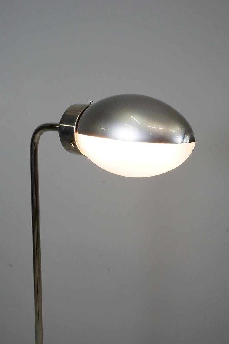 Ce lampadaire -modèle no. 1007- est conçu par Franca Helg et Franco Albini en 1962 pour Arteluce, Italie. 
La construction est en laiton chromé, le réflecteur est mobile et le verre des lampes est satiné et laqué. 
