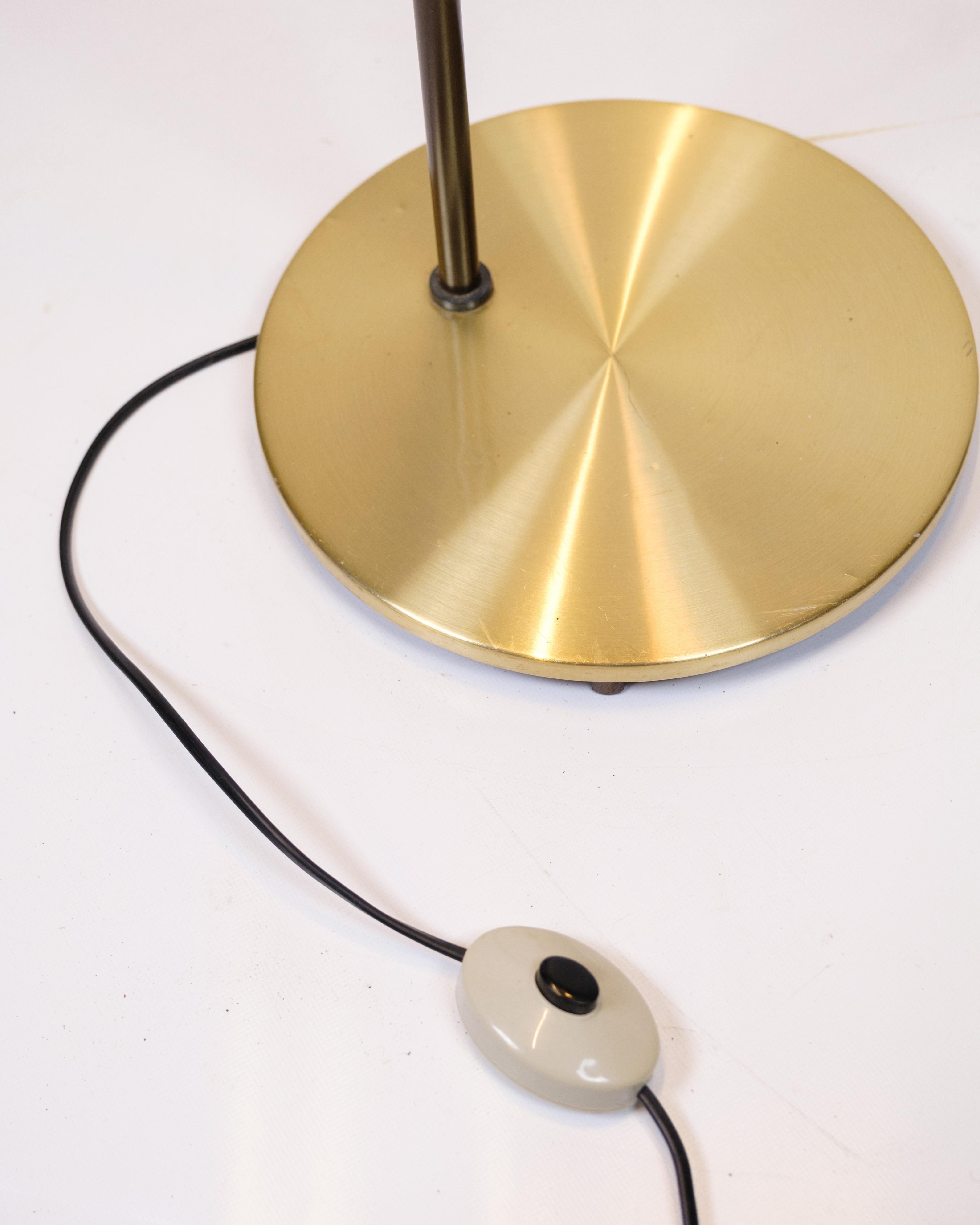 Lampadaire, modèle Studio, conçu par Jo Hammerborg pour Fog & Mørup dans les années 1970.
La lampe est fabriquée en métal laqué brun combiné à des détails en laiton, ce qui lui confère une expression sophistiquée et typique de l'époque.

Designer :
