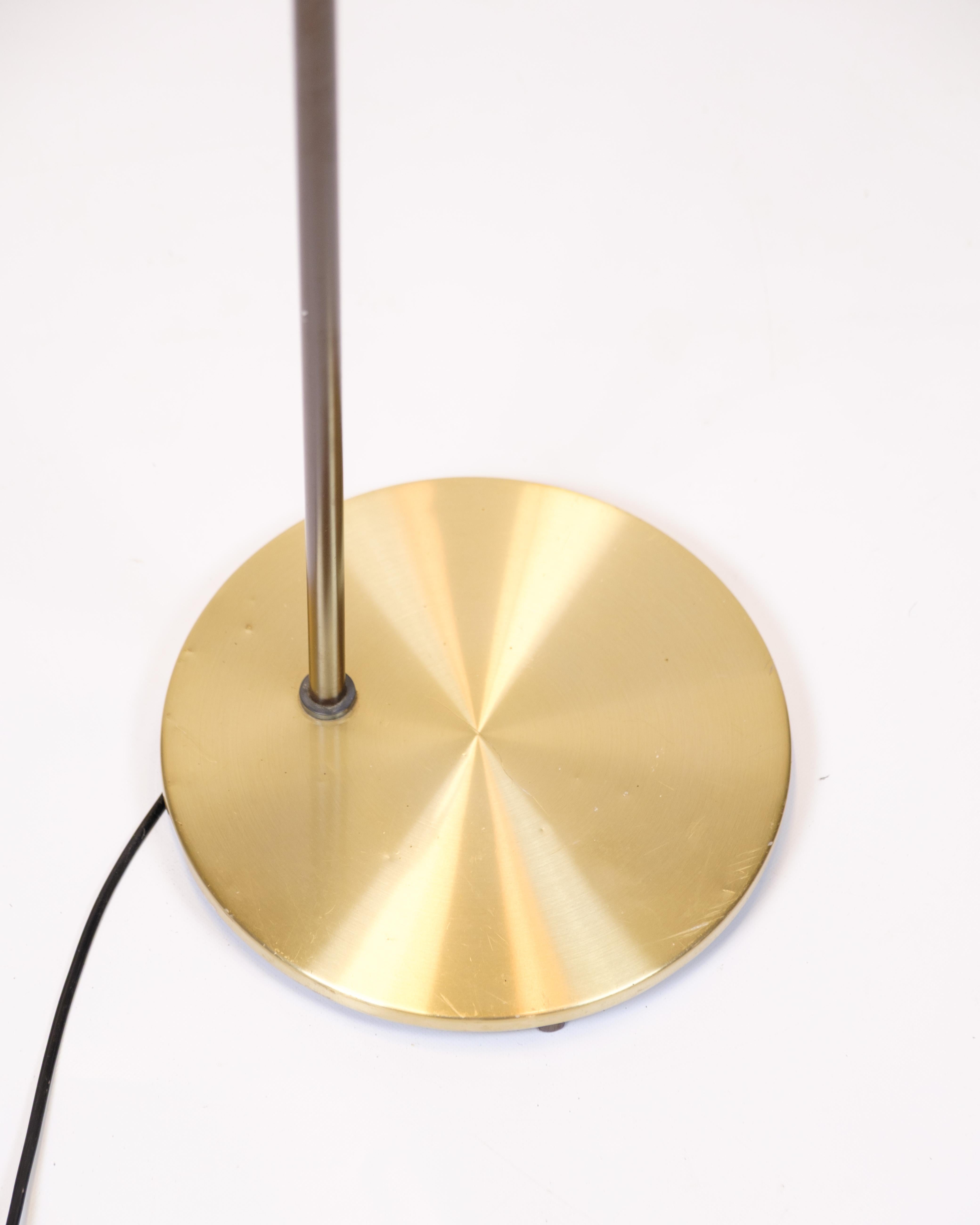 Lampadaire Model Studio En Métal Laqué Brun Et Laiton Par Jo Hammerborg en vente 1