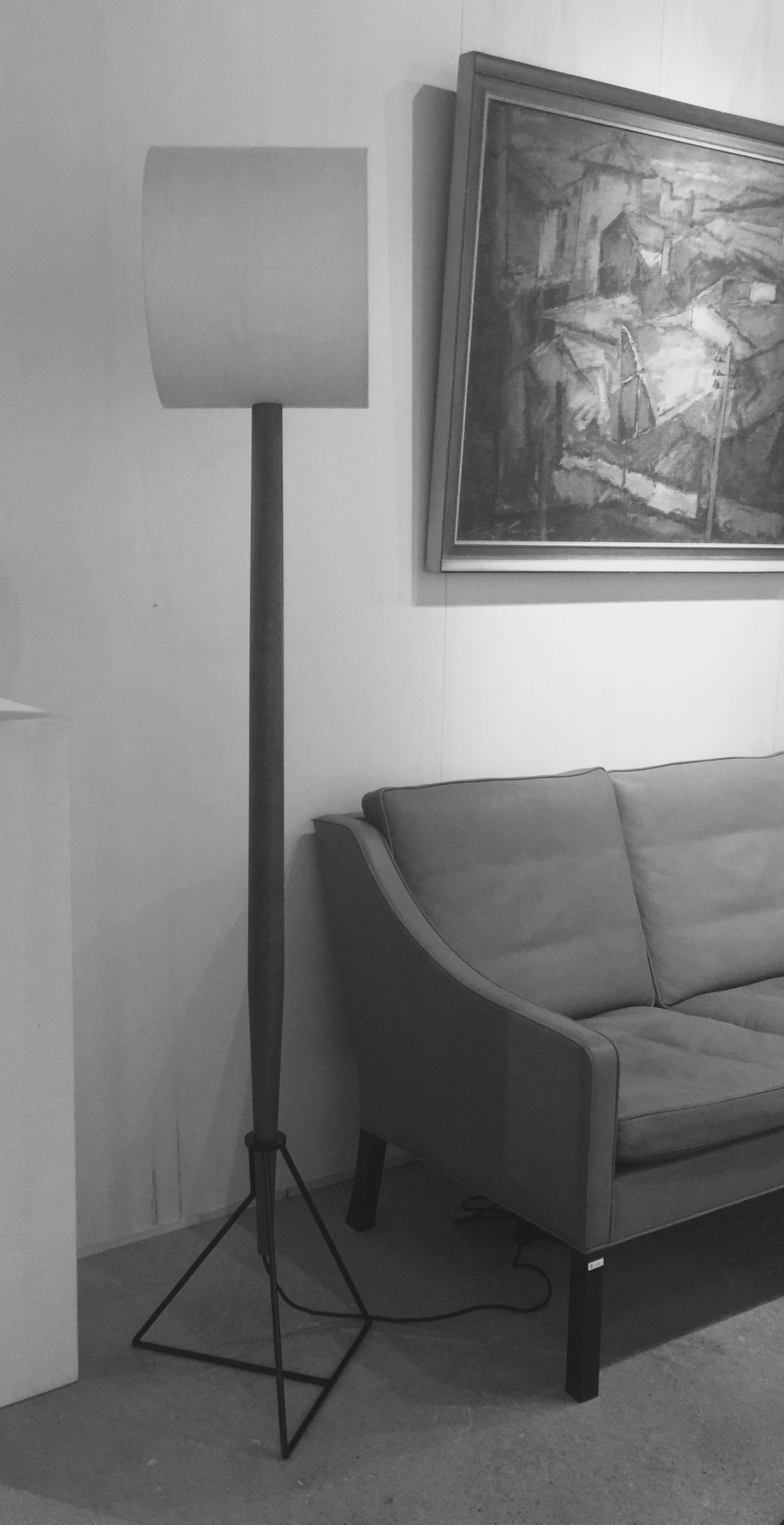 Floor Lamp 'Moore' in American Walnut and Shades in Raw Silk In Excellent Condition For Sale In Amsterdam, NL