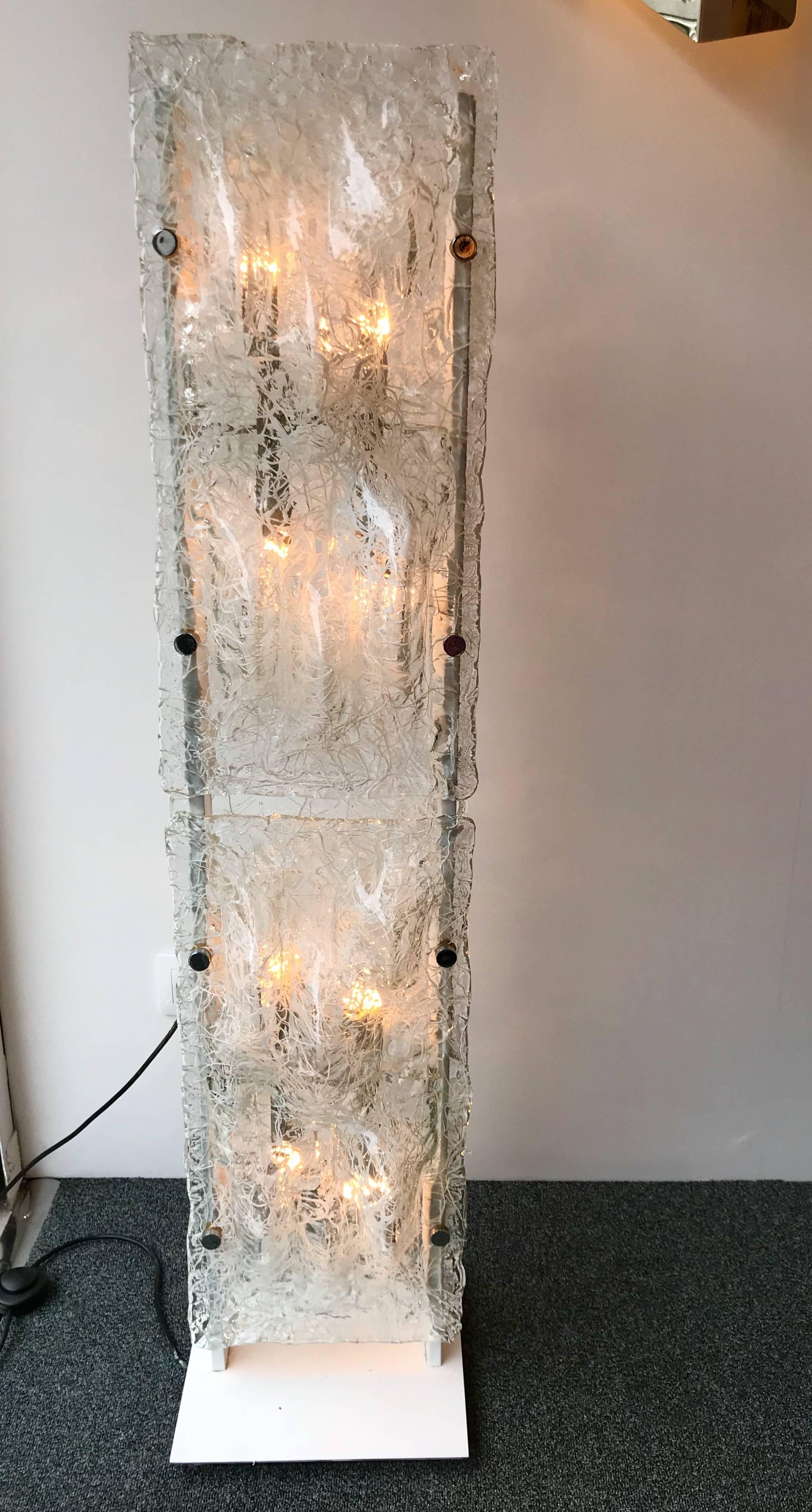 Rare lampadaire totem de l'éditeur Esperia, probablement Angelo Brotto pour la fabrication, très inhabituelle bulle en verre de Murano. Verre très épais et de très bonne qualité. Des designs célèbres comme Mazzega, Carlo Aldo Nason, Venini, Vistosi,