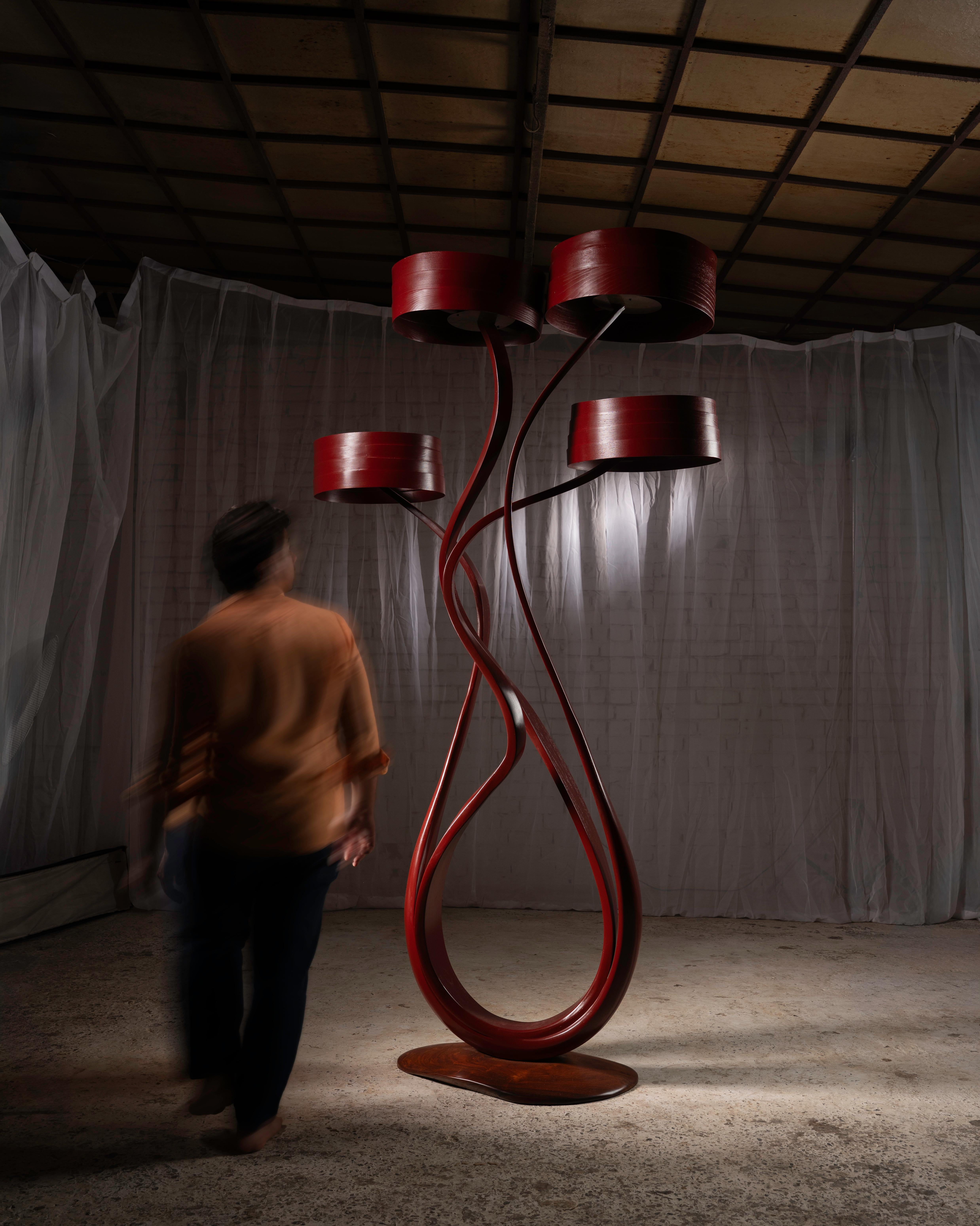 Le lampadaire n° 5 de la série Fluentum est une pièce d'éclairage sculpturale qui s'élève à huit pieds de haut et comporte quatre points d'éclairage. La pièce s'inspire d'éléments de design organiques que l'on trouve dans les plantes ; elle part