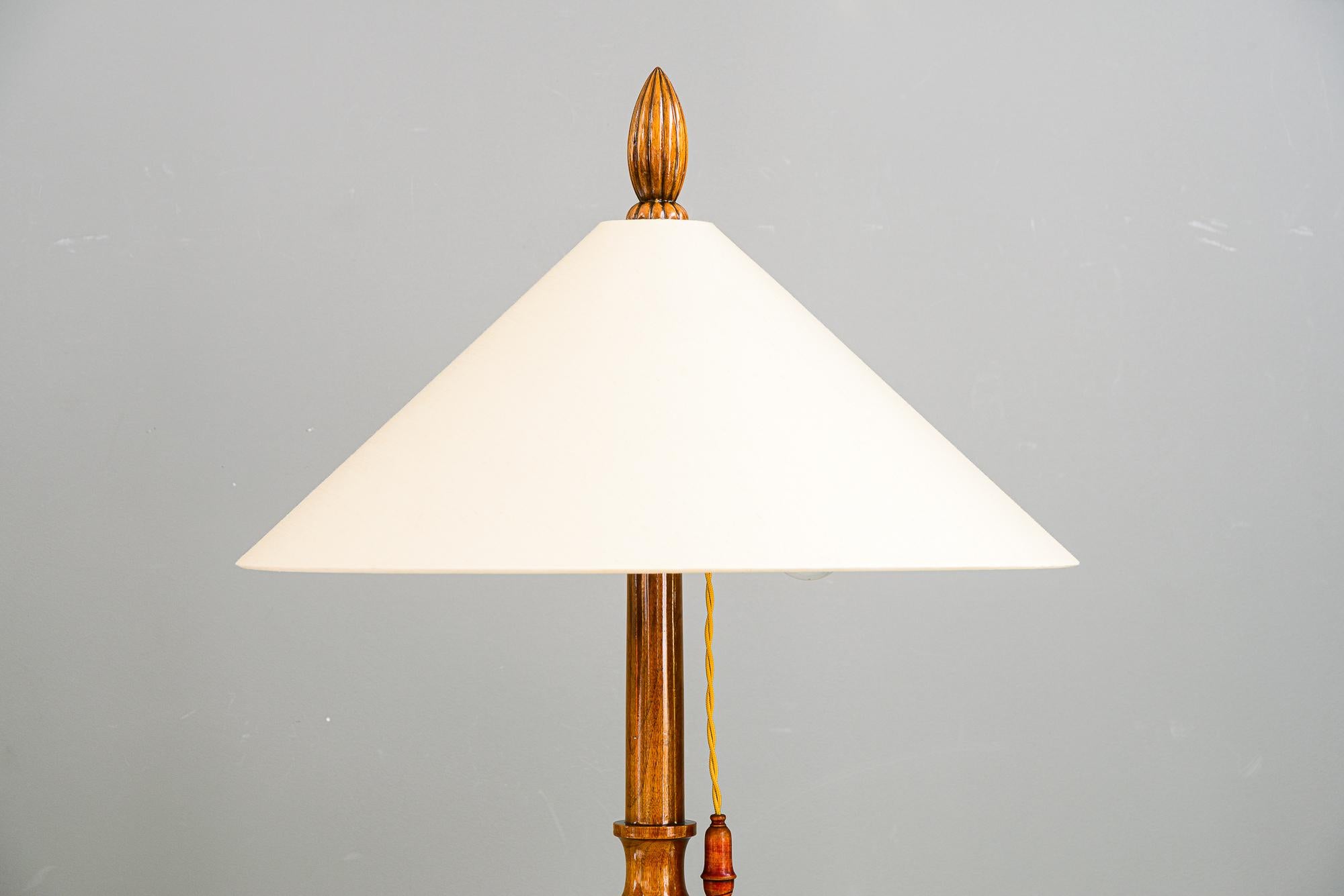Floor lamp nut wood with fabric shade vienna around 1950s
Polished nut wood
The fabric shade is replaced ( new )