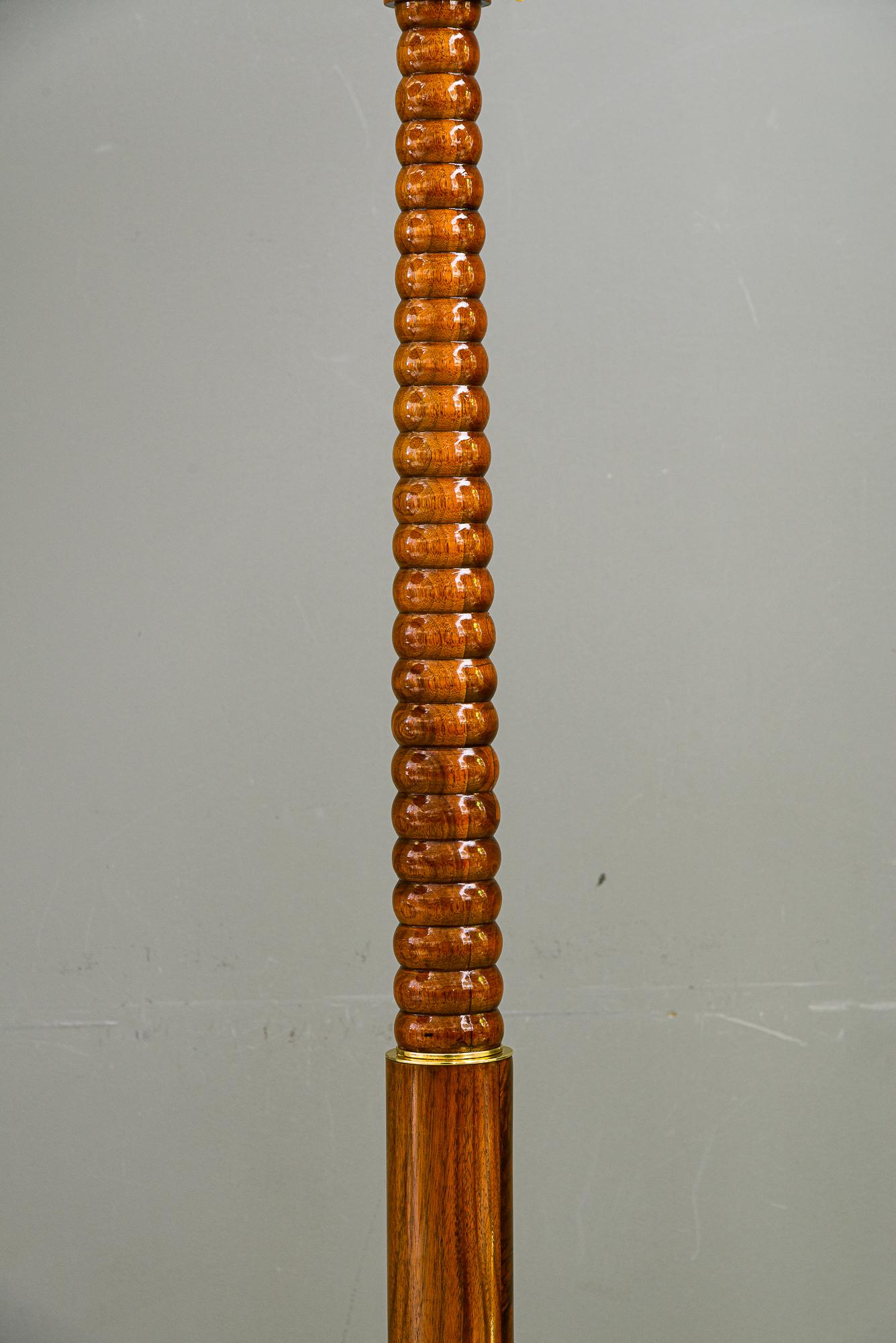 Floor lamp nut wood with fabric shade vienna around 1950s In Good Condition For Sale In Wien, AT