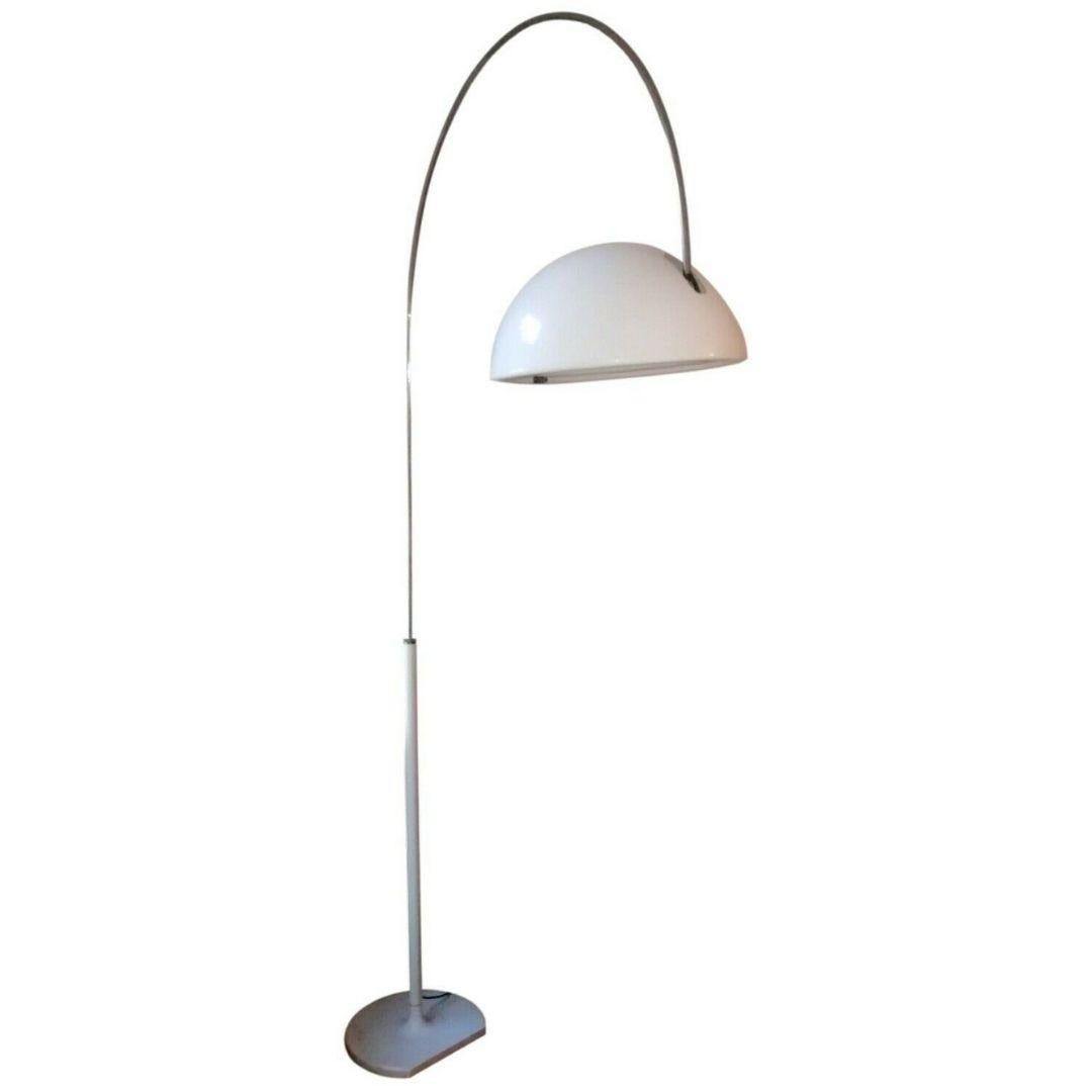 Rare original floor lamp from the 70s, oluce production, coupè 3320R model, designed by Joe Colombo

White color, aluminum diffuser, metal base and curved steel structure

It measures 240 cm in height, 160 cm projection

Well preserved, slight