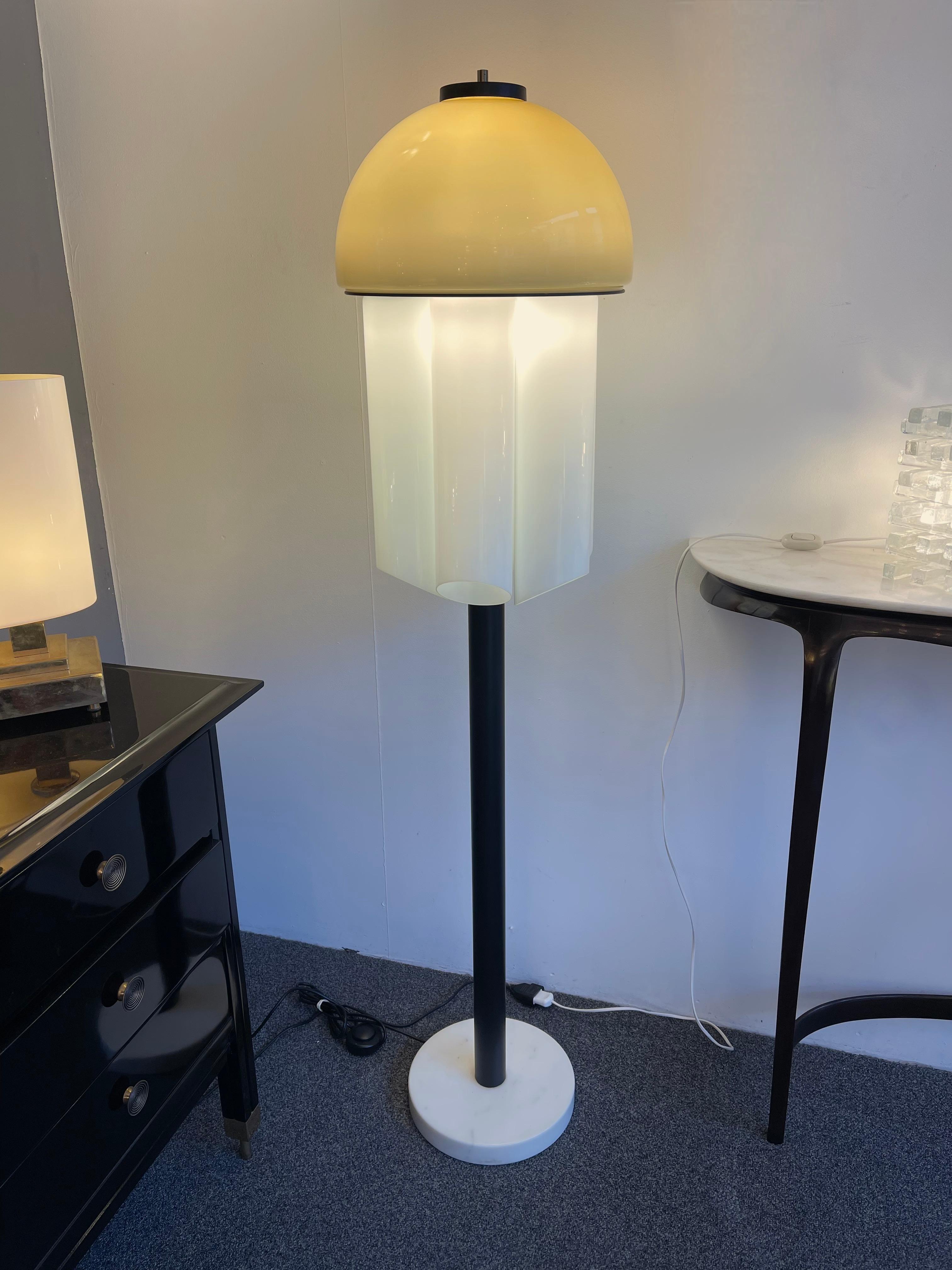 Floor lamp in black painted lacquered metal, white marble base, white opaline and yellow dome Murano Glass Octopus style attributed to the italian editor Vistosi. famous design like Venini, Fabbian, La Murrina, Aldo Carlo Nason, Stilnovo, Joe