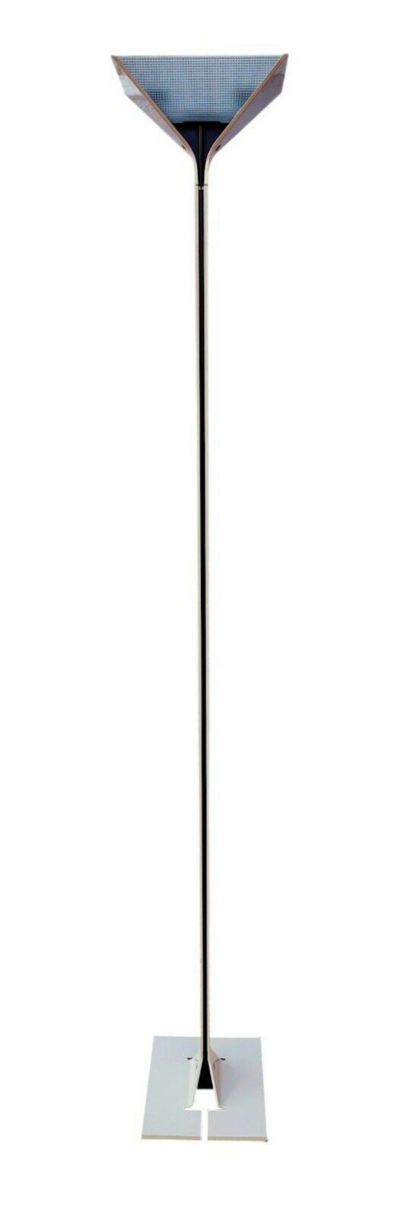 Flos floor lamp, Papillona 750 model, design by Tobia Scarpa, 1975

Body in sand beige painted metal, die-cast aluminum base, molded glass diffusers

It measures approximately 190 cm in height, in very good storage conditions, as shown in the