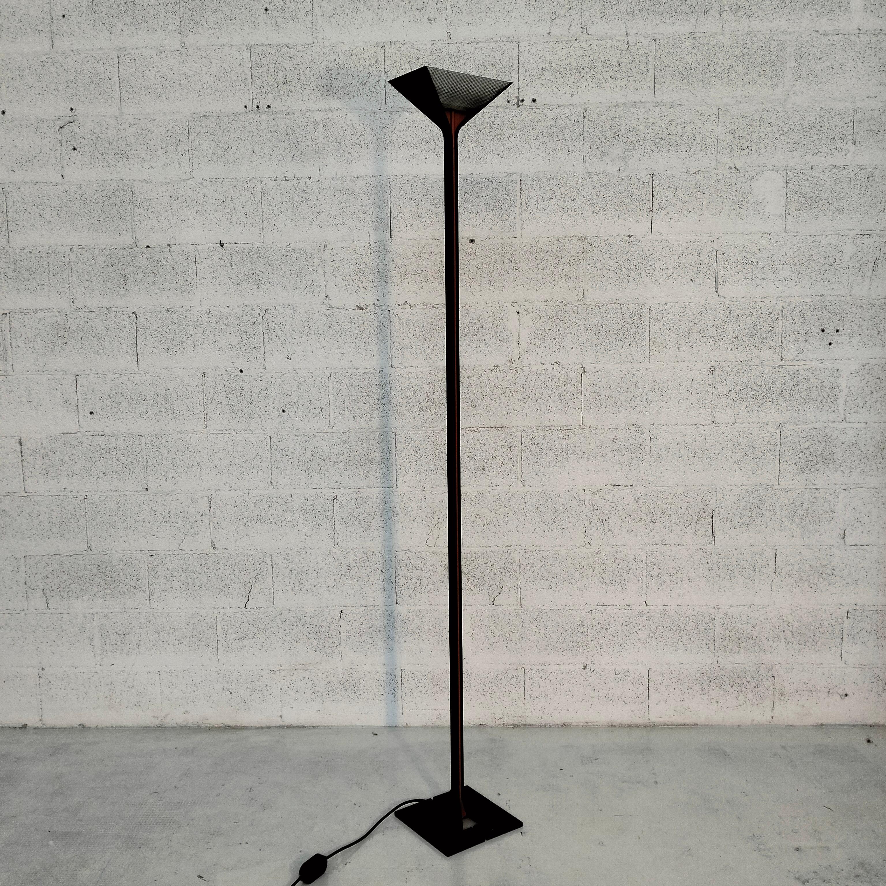Flos Papillona is a floor lamp with a simple and modern design. Designed by Tobia Scarpa in 1975, it is a classic from those memorable years which saw the birth of most of the lamps that are still very current today.

Born in Venice in 1935, Tobia